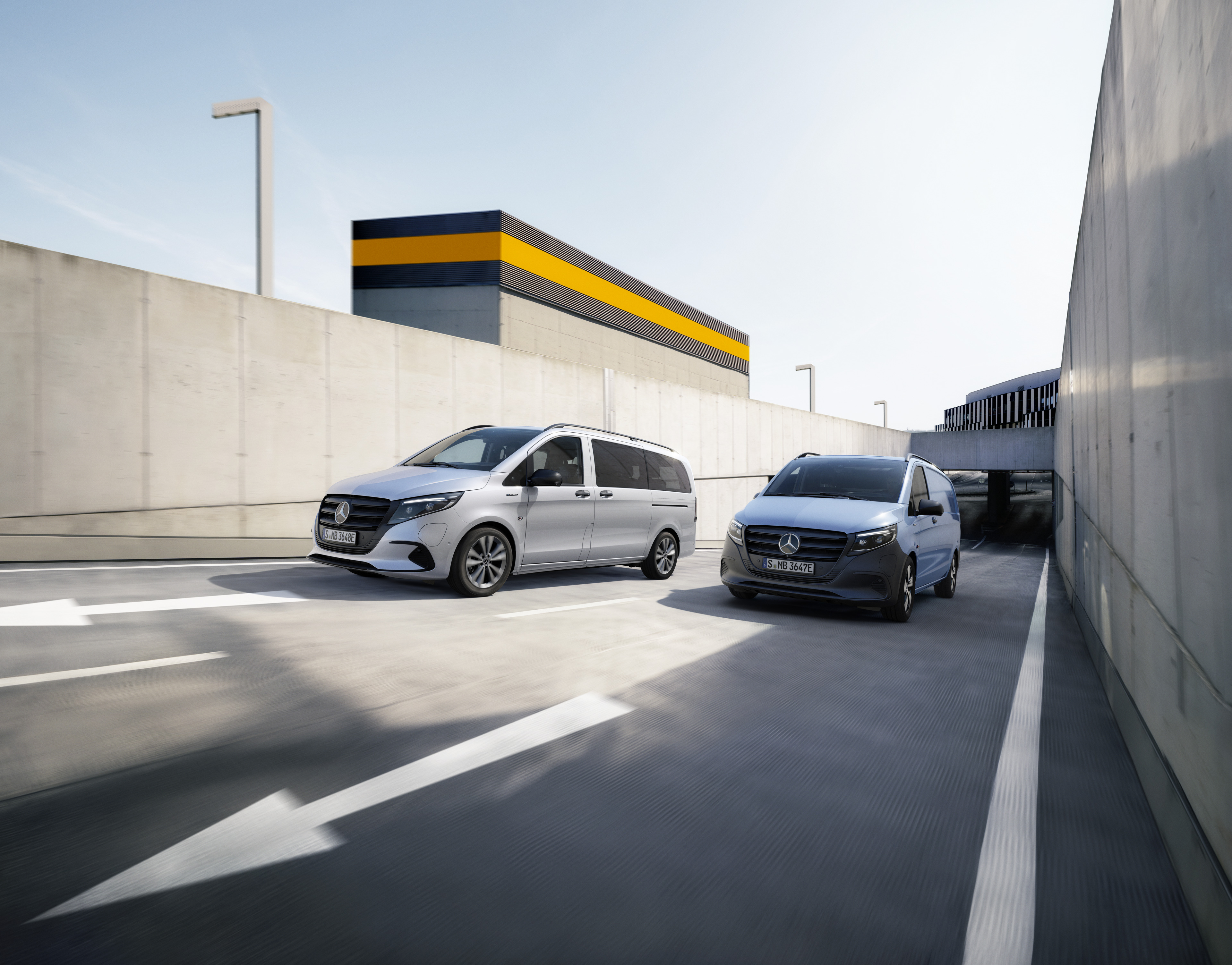 eVito Tourer och eVito Skåpbil | Mercedes-Benz Mercedes-Benz eVito Tourer och eVito Skåpbil kör på en väg.