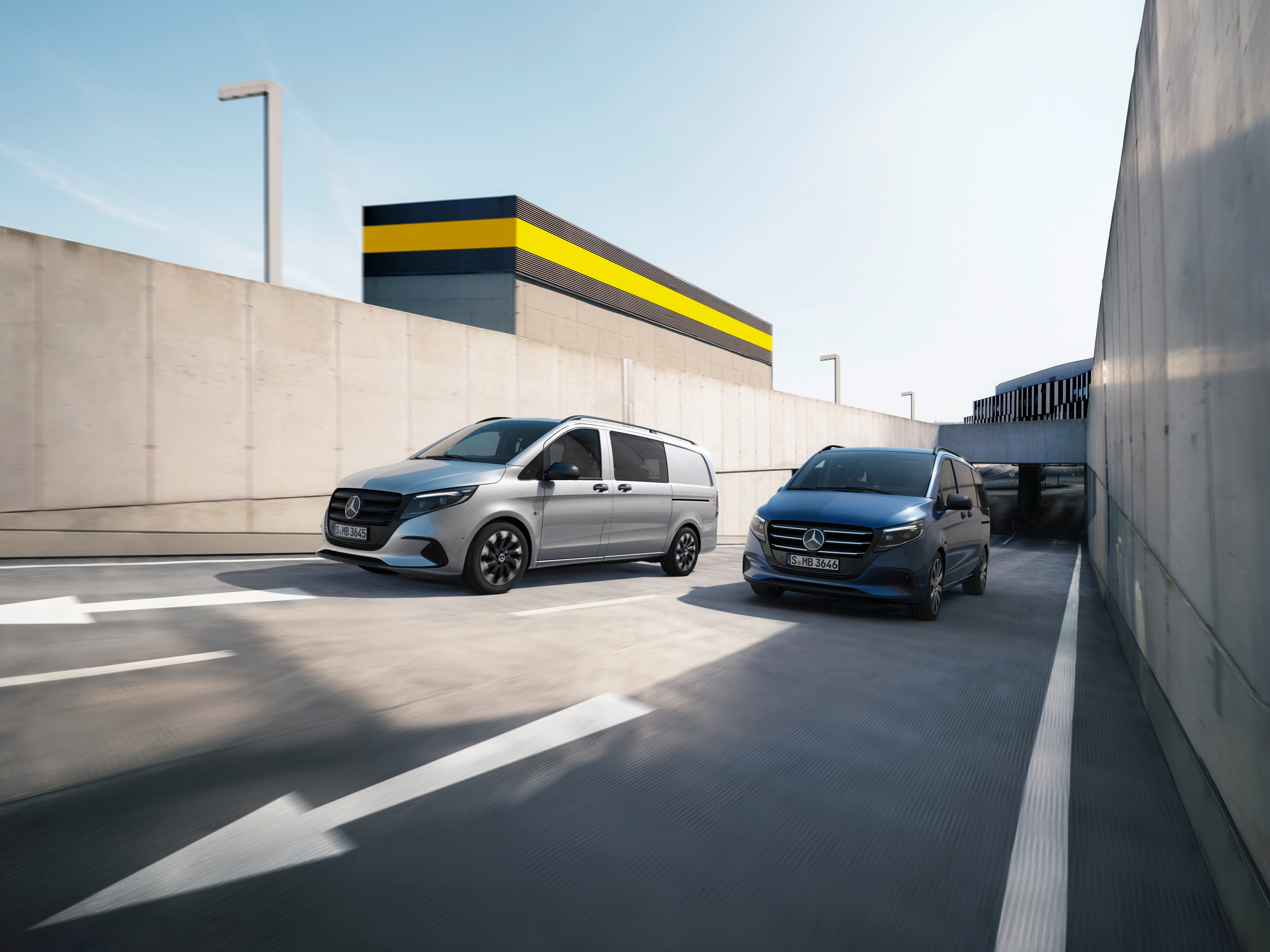Två Mercedes-Benz Transportbilar kör på motorväg