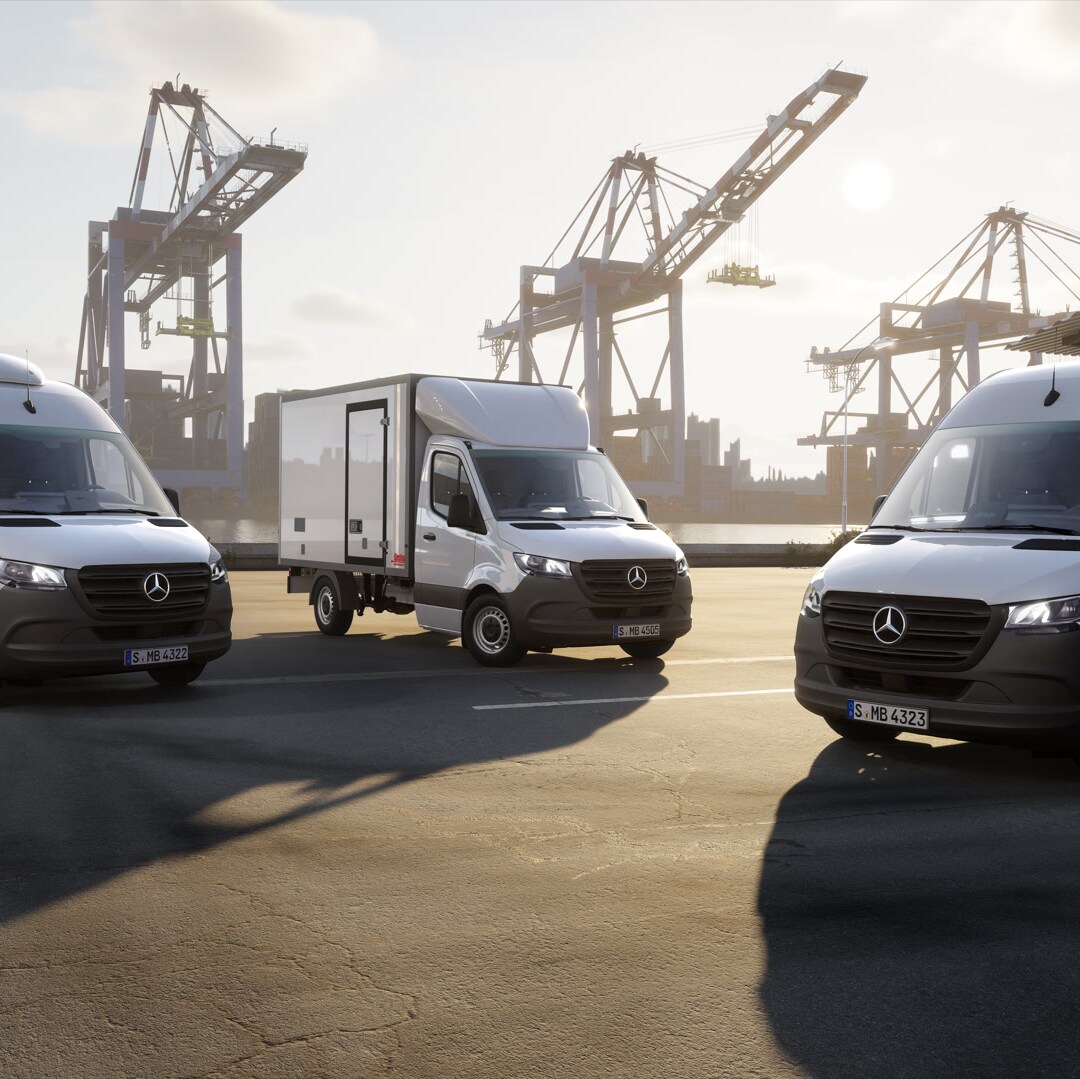 Tre Mercedes-Benz transportbilar står på en containerterminal med hamnkranar – effektiva fordonslösningar för kurir-, express- och logistiktjänster.