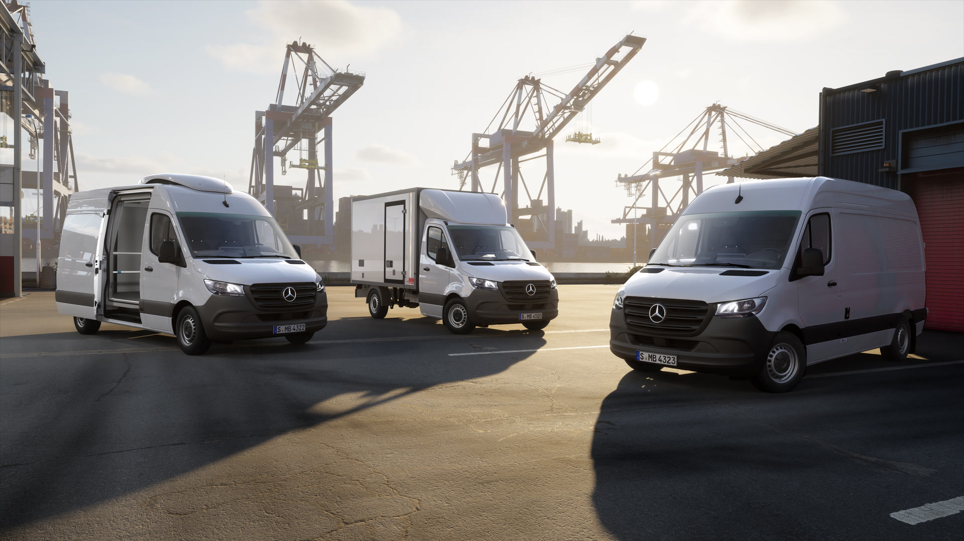 Mercedes-Benz transportbilar i CEP- och logistikverksamhet vid en modern containerterminal. Tre Mercedes-Benz transportbilar står på en containerterminal med hamnkranar – effektiva fordonslösningar för kurir-, express- och logistiktjänster.