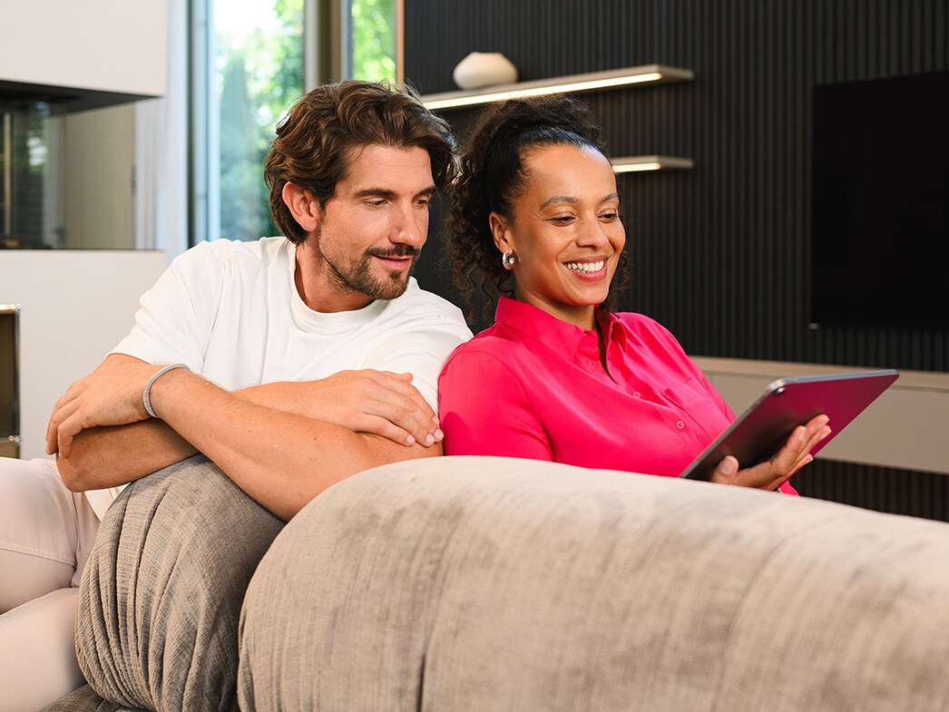 Två personer sitter med en tablet för att privatleasa en Mercedes-Benz.