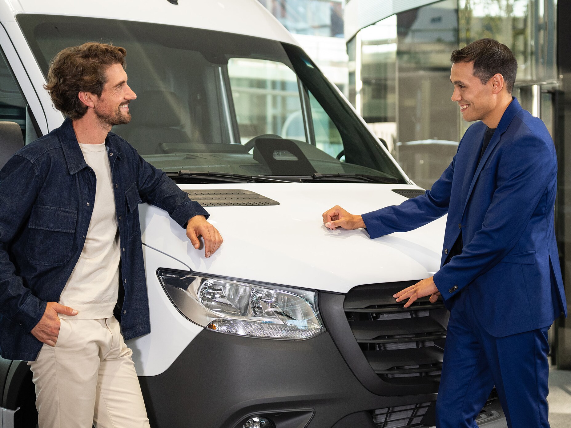 Mercedes-Benz-medarbetare pratar med kund vid transportbil