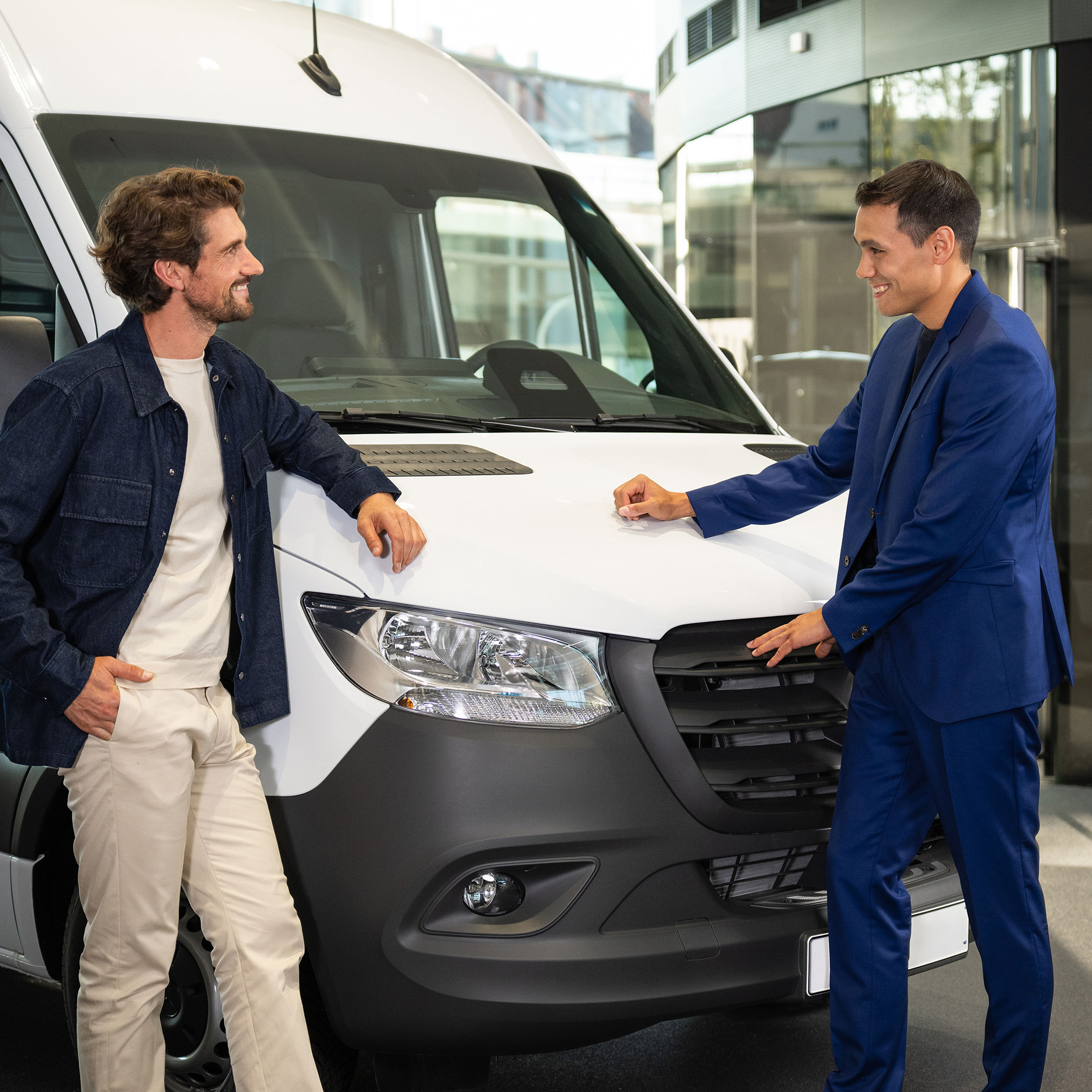 Företagsleasing elbil | Mercedes-Benz Transportbilar Mercedes-Benz-medarbetare pratar med kund vid transportbil