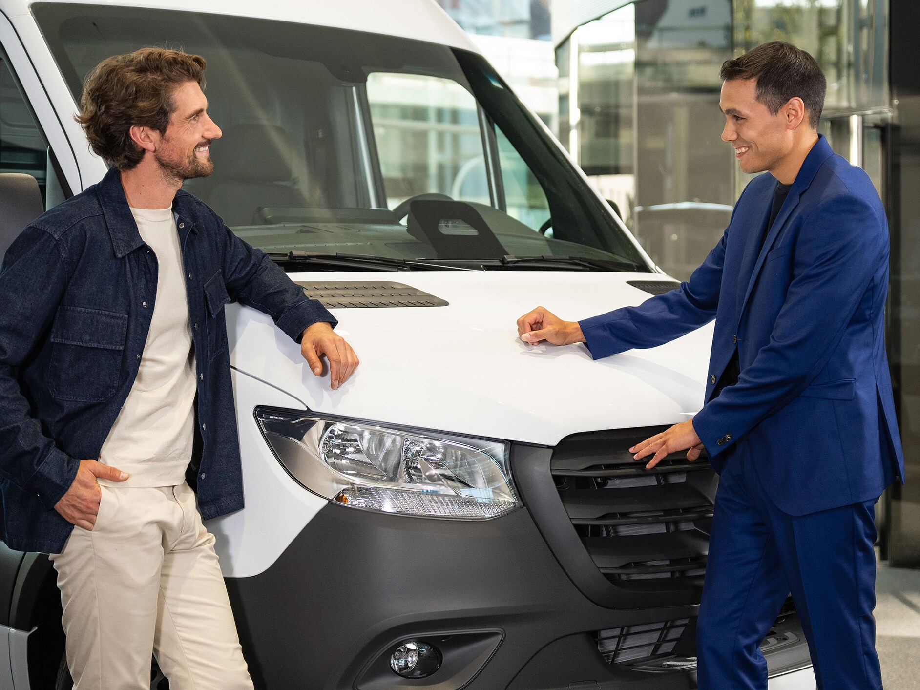 Två personer står framför enMercedes-Benz eSprinter