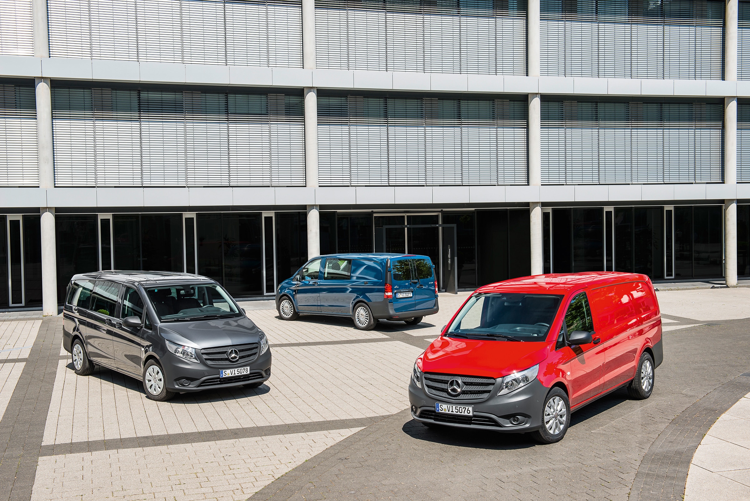 Den tredje generationens Mercedes-Benz Vito | Transportbilshistoria | Mercedes-Benz Flera Mercedes‑Benz Vito parkerade framför en modern kontorsbyggnad