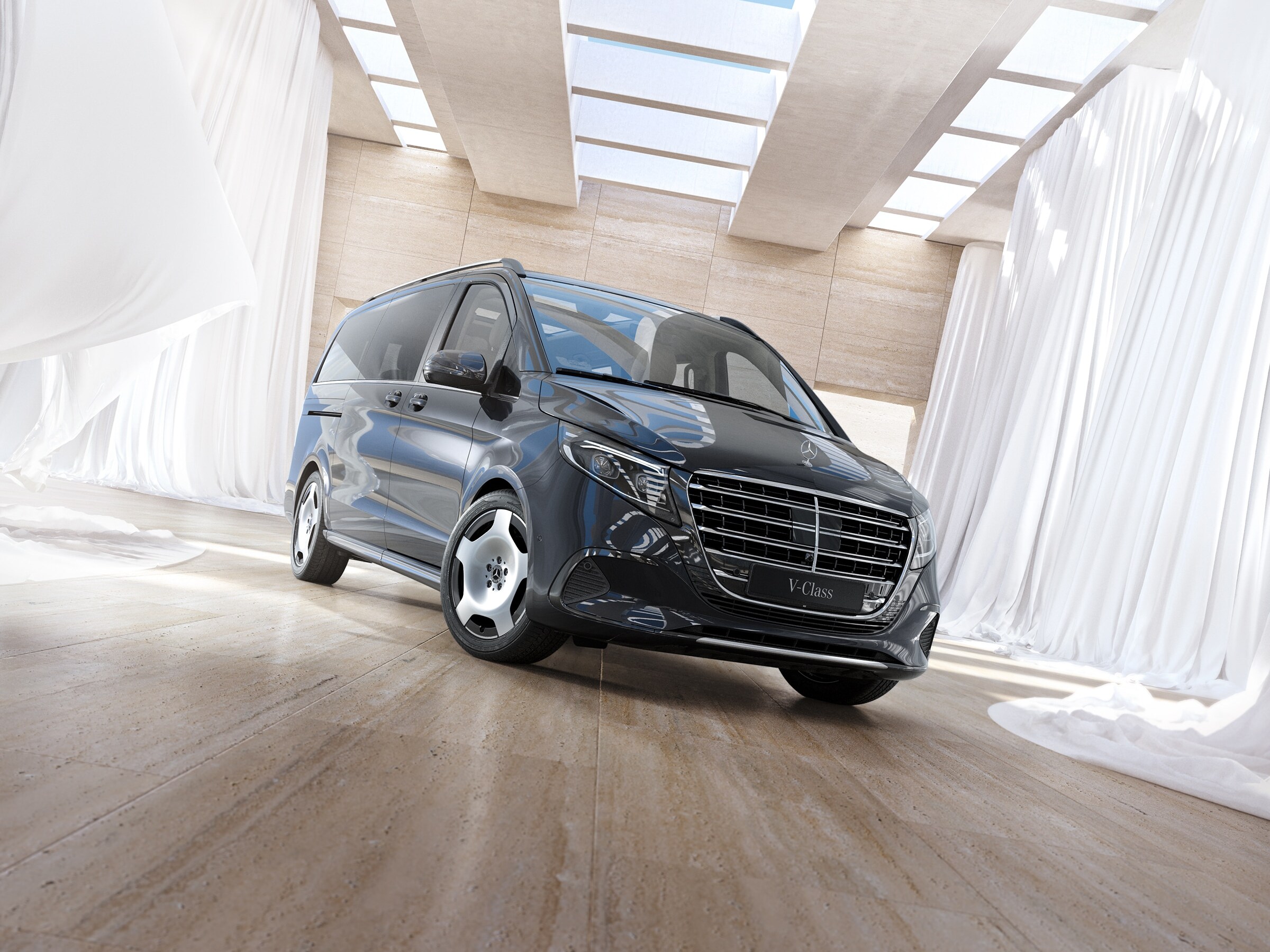 En Mercedes‑Benz V‑Class placerad i en ljus, modern interiör med takfönster