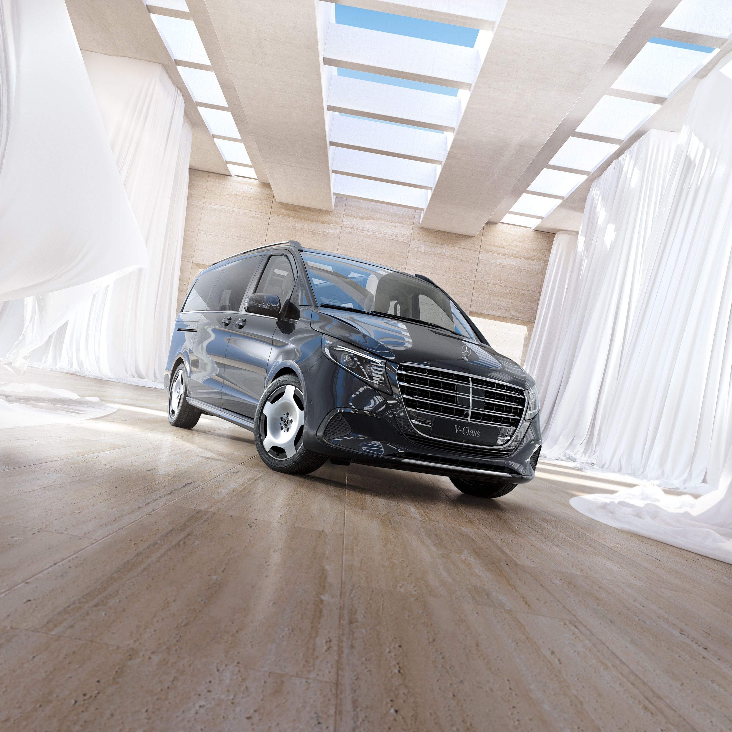 V-Class | Transportbilshistoria | Mercedes-Benz En Mercedes‑Benz V‑Class placerad i en ljus, modern interiör med takfönster
