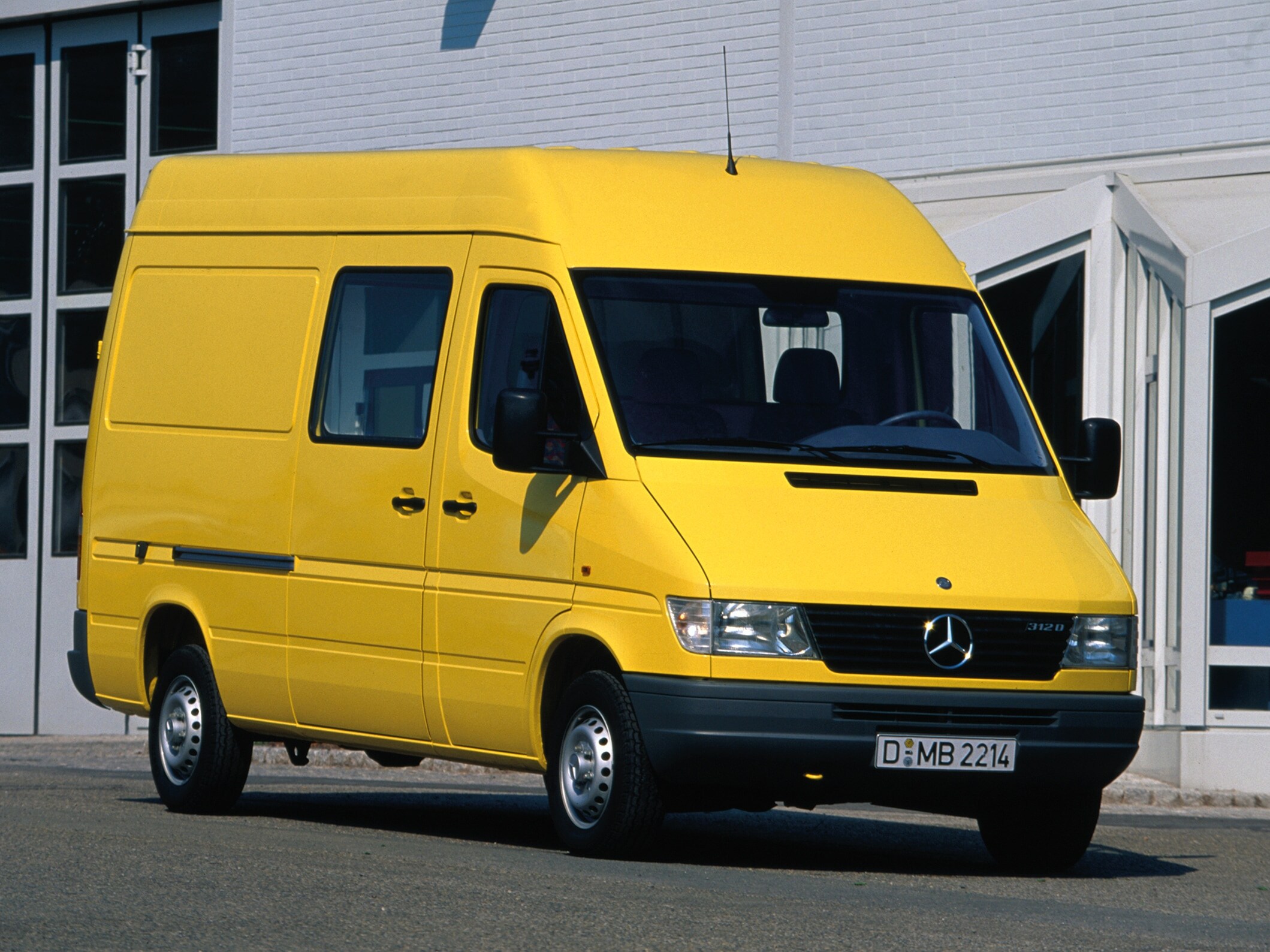 Den första generationens Sprinter parkerad utanför en industribyggnad