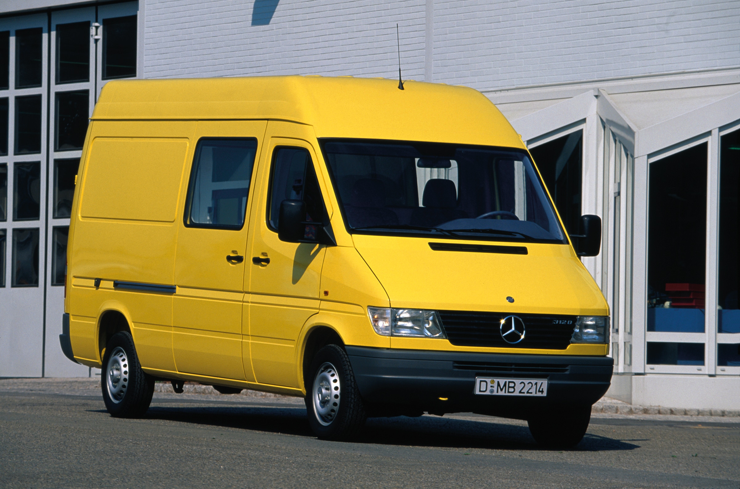 Den första generationens Mercedes-Benz Sprinter | Transportbilshistoria | Mercedes-Benz Den första generationens Sprinter parkerad utanför en industribyggnad
