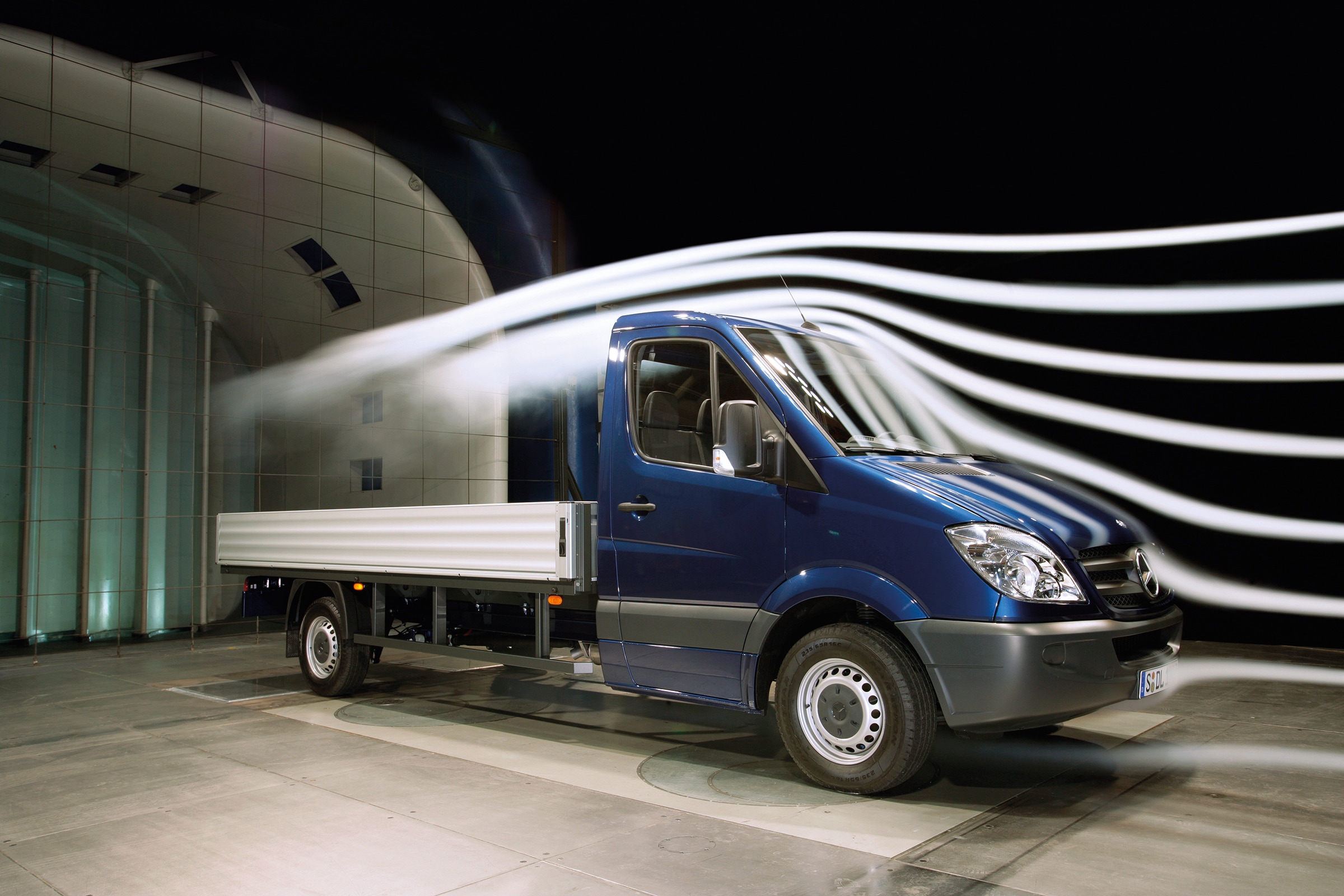 Den andra generationens fordon i Sprinter-plattformen | Transportbilshistoria | Mercedes-Benz Ett fordon i Sprinter-plattformen visas i en testanläggning med vindtunnel