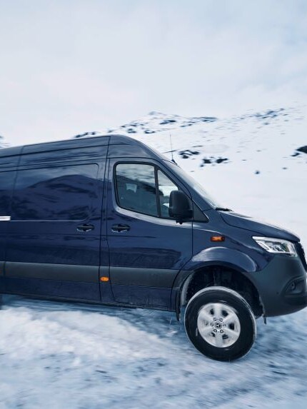 Mercedes-Benz Sprinter skåpbil i snöterräng