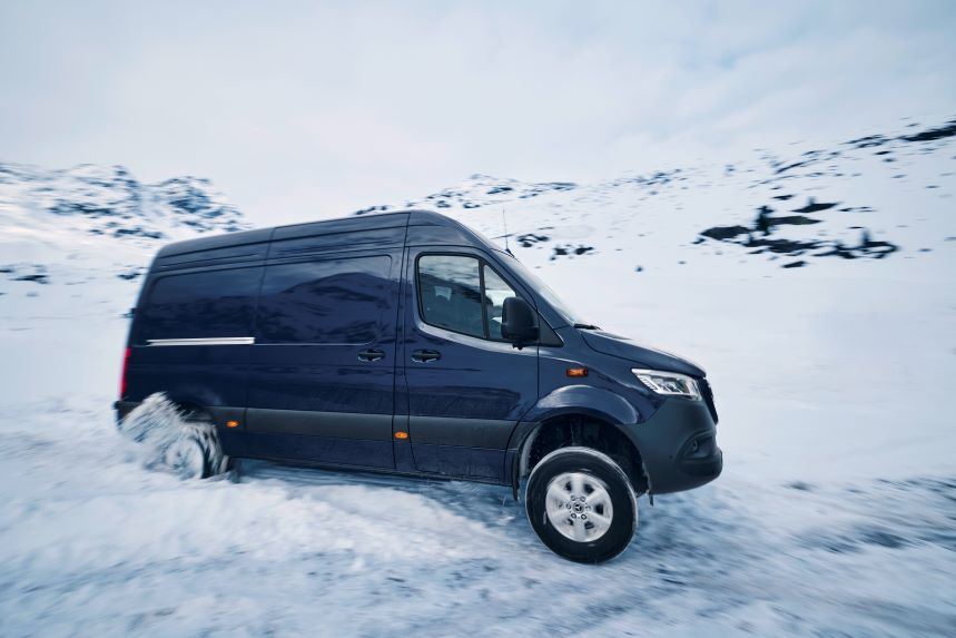 4x4 fyrhjulsdrift | Sprinter Skåpbil | Mercedes-Benz Transportbilar Mercedes-Benz Sprinter skåpbil i snöterräng