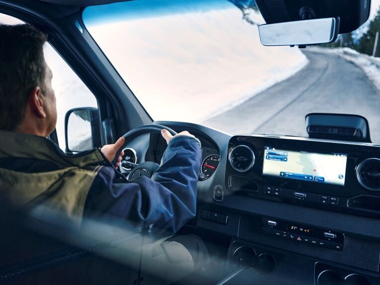 Person kör genom snötäckt landskap i sin Mercedes-Benz Vito Mixto
