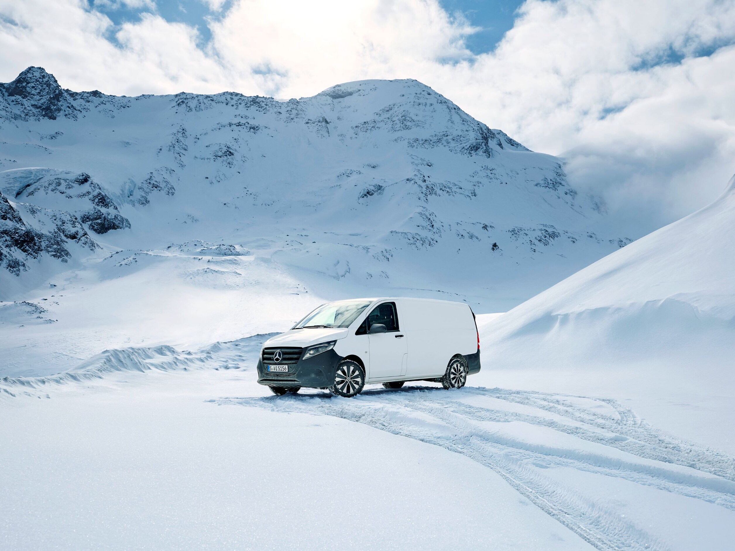 Mercedes-Benz transportbil i snötäckt landskap med berg i bakgrunden
