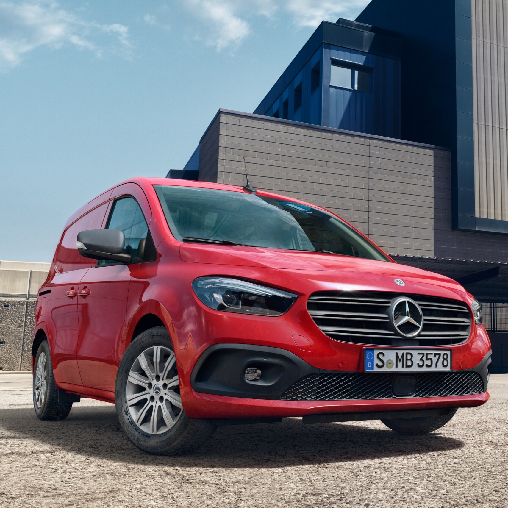 Mercedes-Benz eCitan Tourer och Skåpbil framför industrimiljö