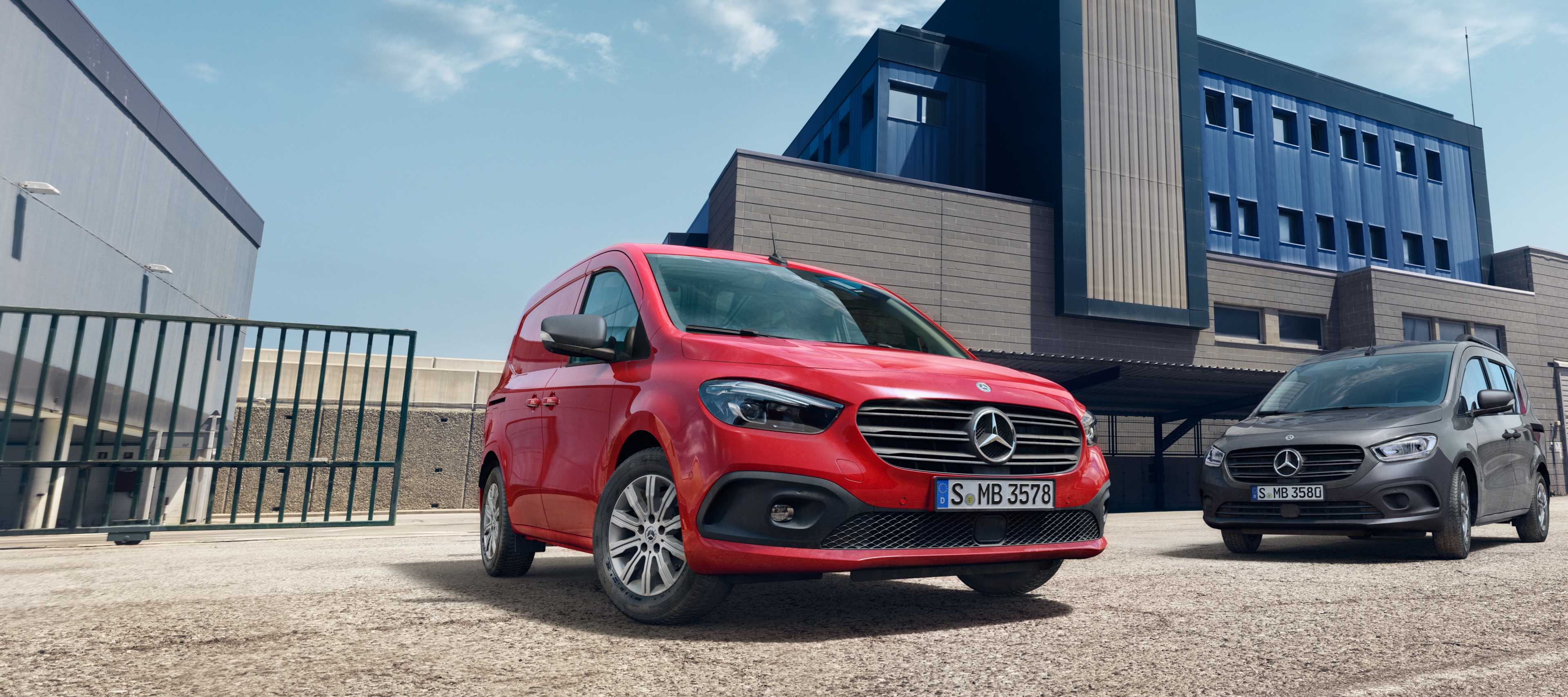Återbeställ din transportbil | Citan Skåpbil | Mercedes-Benz Transportbilar Röd Mercedes-Benz Citan Skåpbil framför en port