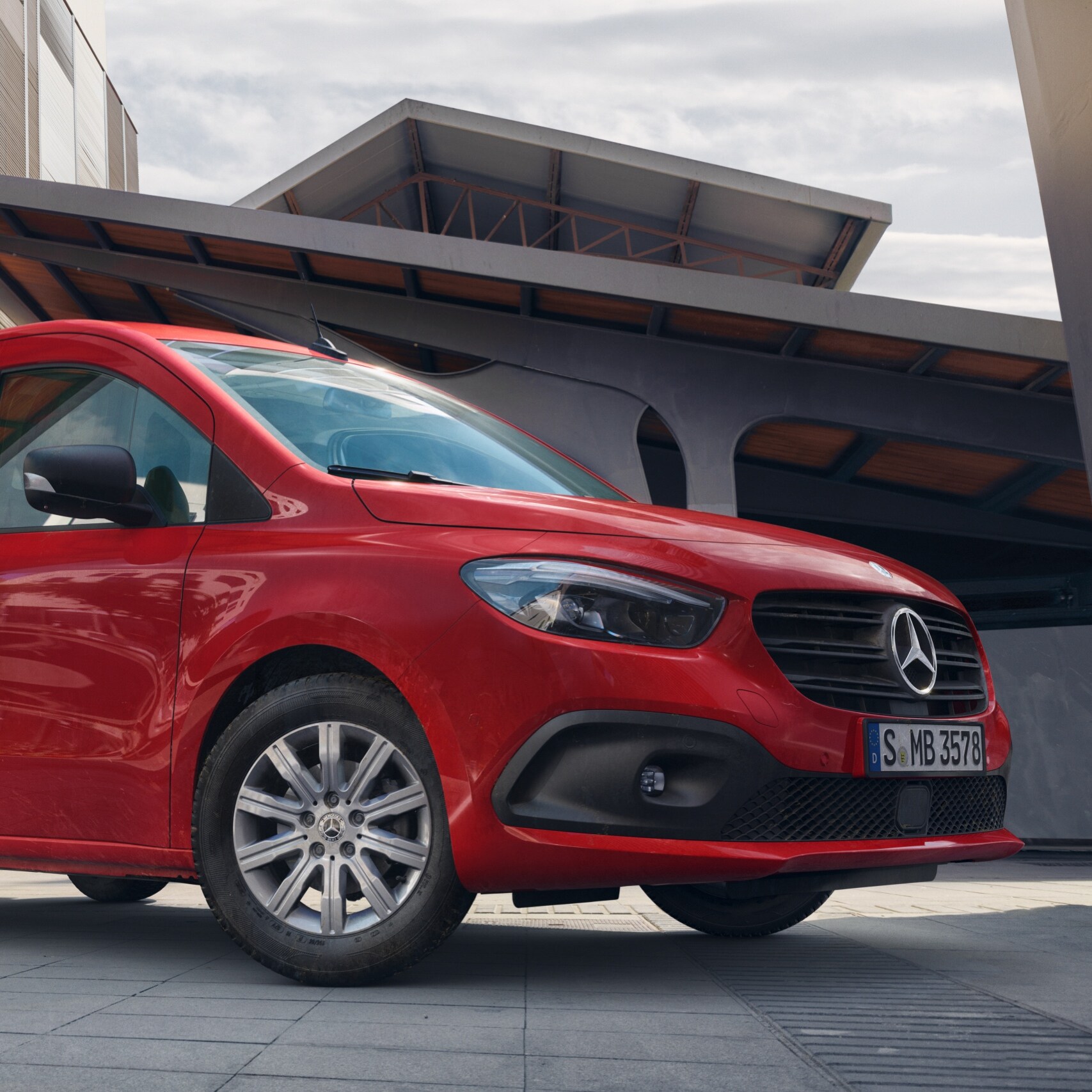 Mercedes-Benz Citan Skåpbil visas framför ett logistikområde