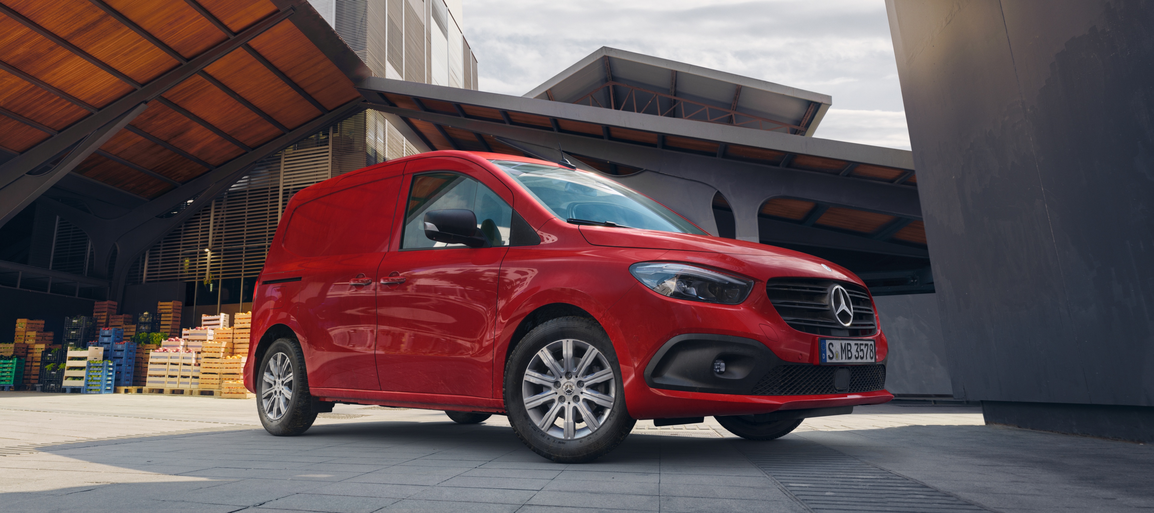Citan Skåpbil | Mercedes-Benz Transportbilar Mercedes-Benz Citan Skåpbil visas framför ett logistikområde