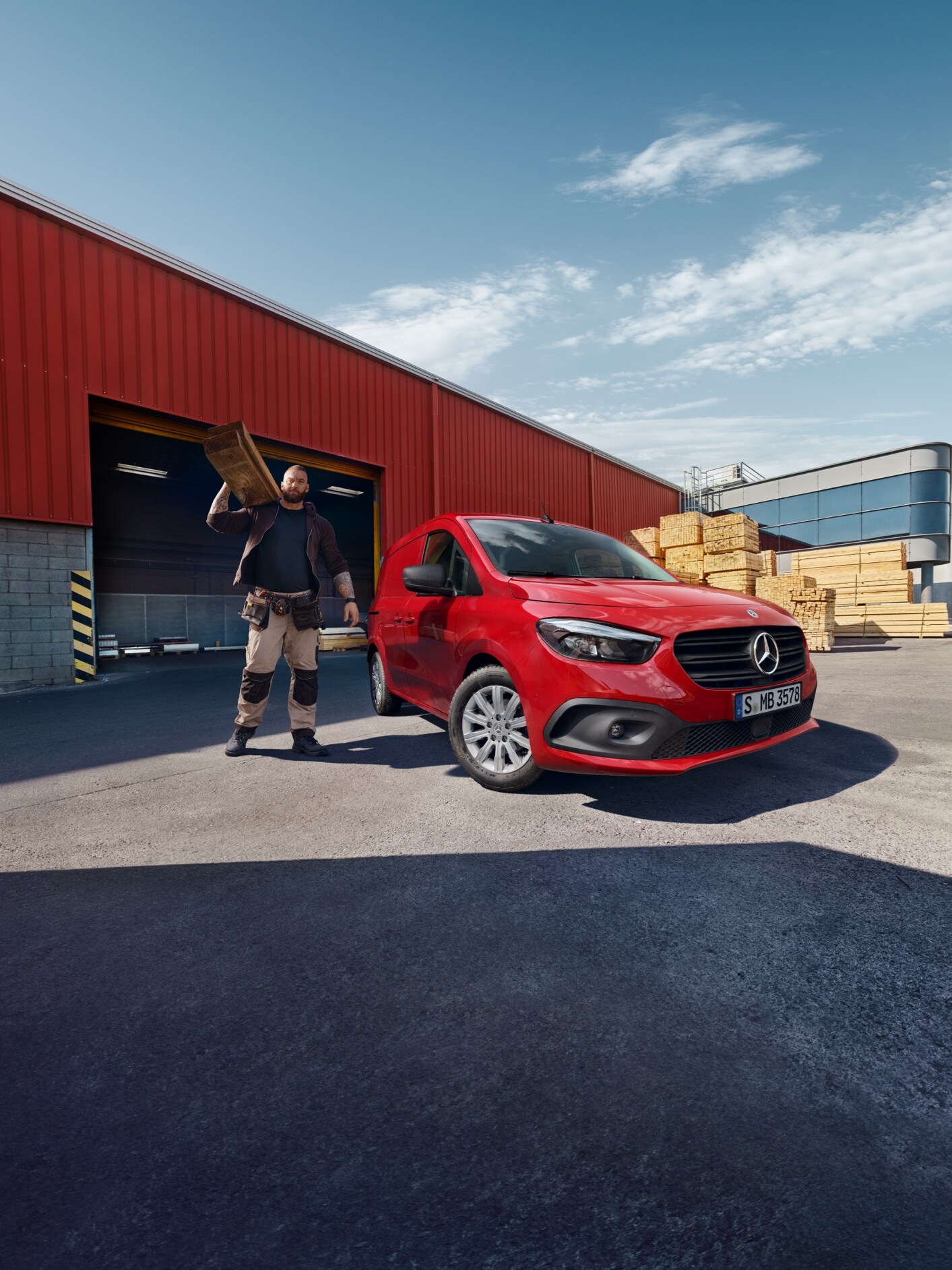 En Mercedes-Benz eCitan Skåpbil står på ett logistikområde