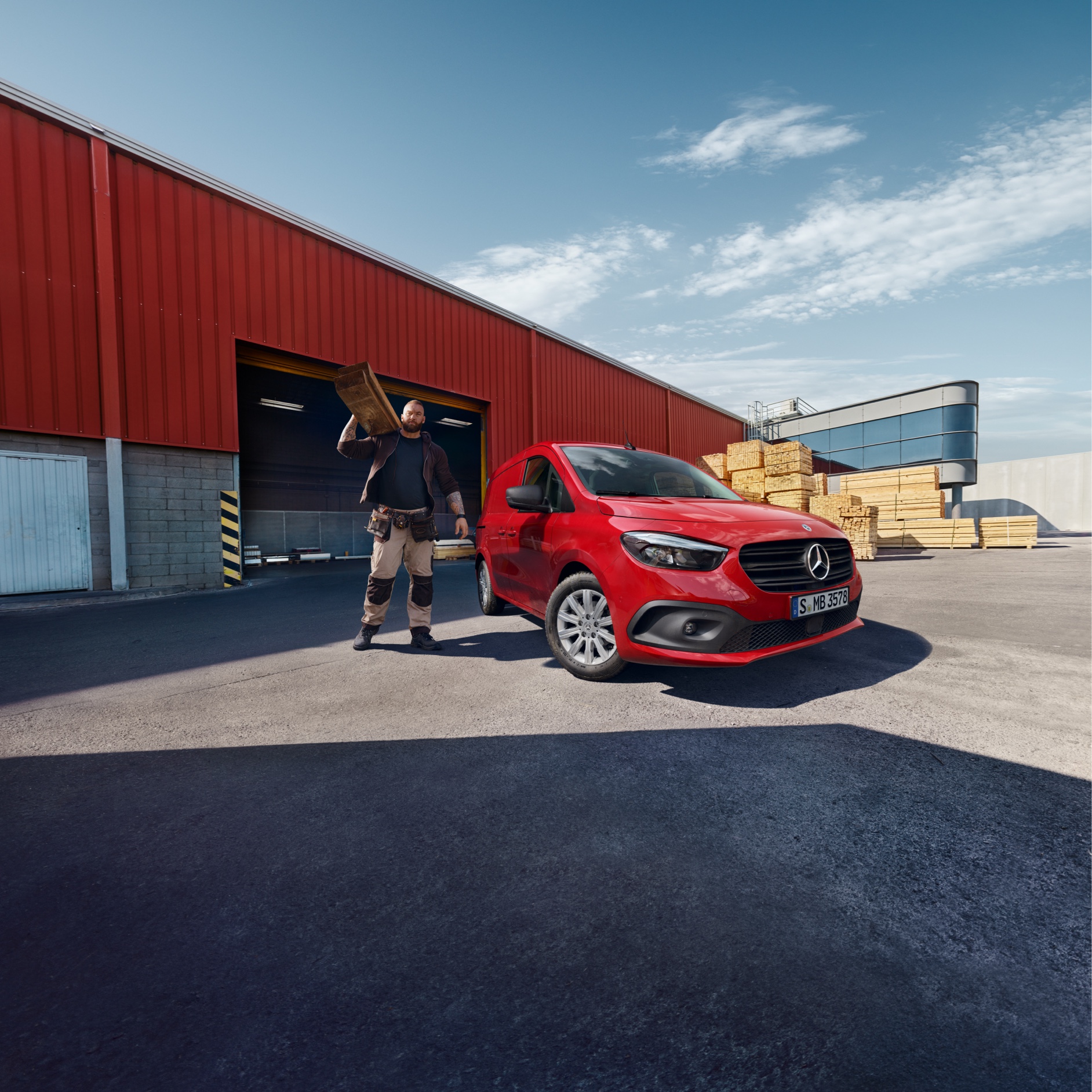 Pålitlig och robust | Citan och eCitan | Mercedes-Benz Transportbilar En Mercedes-Benz eCitan Skåpbil står på ett logistikområde