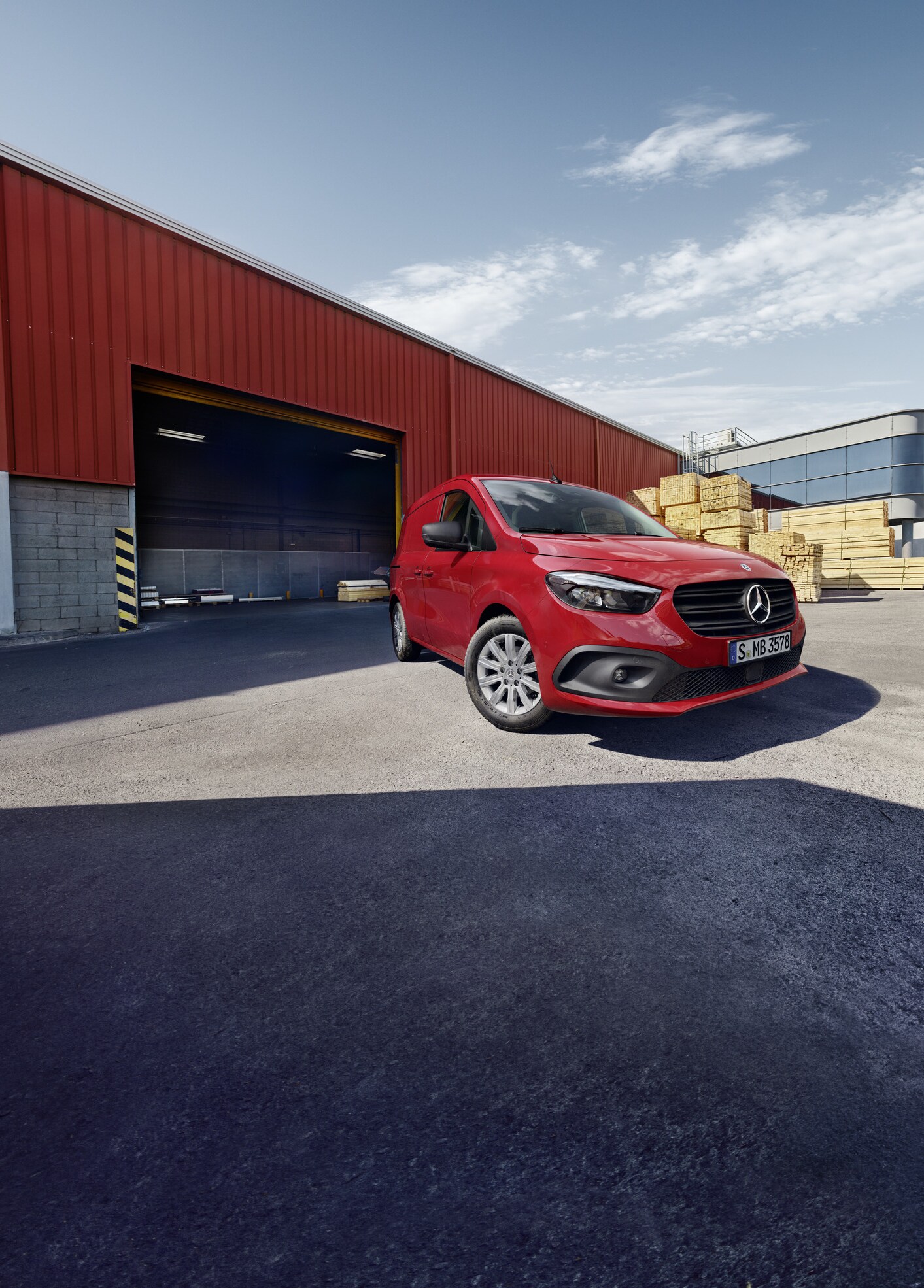 En Mercedes-Benz eCitan Skåpbil står på ett logistikområde