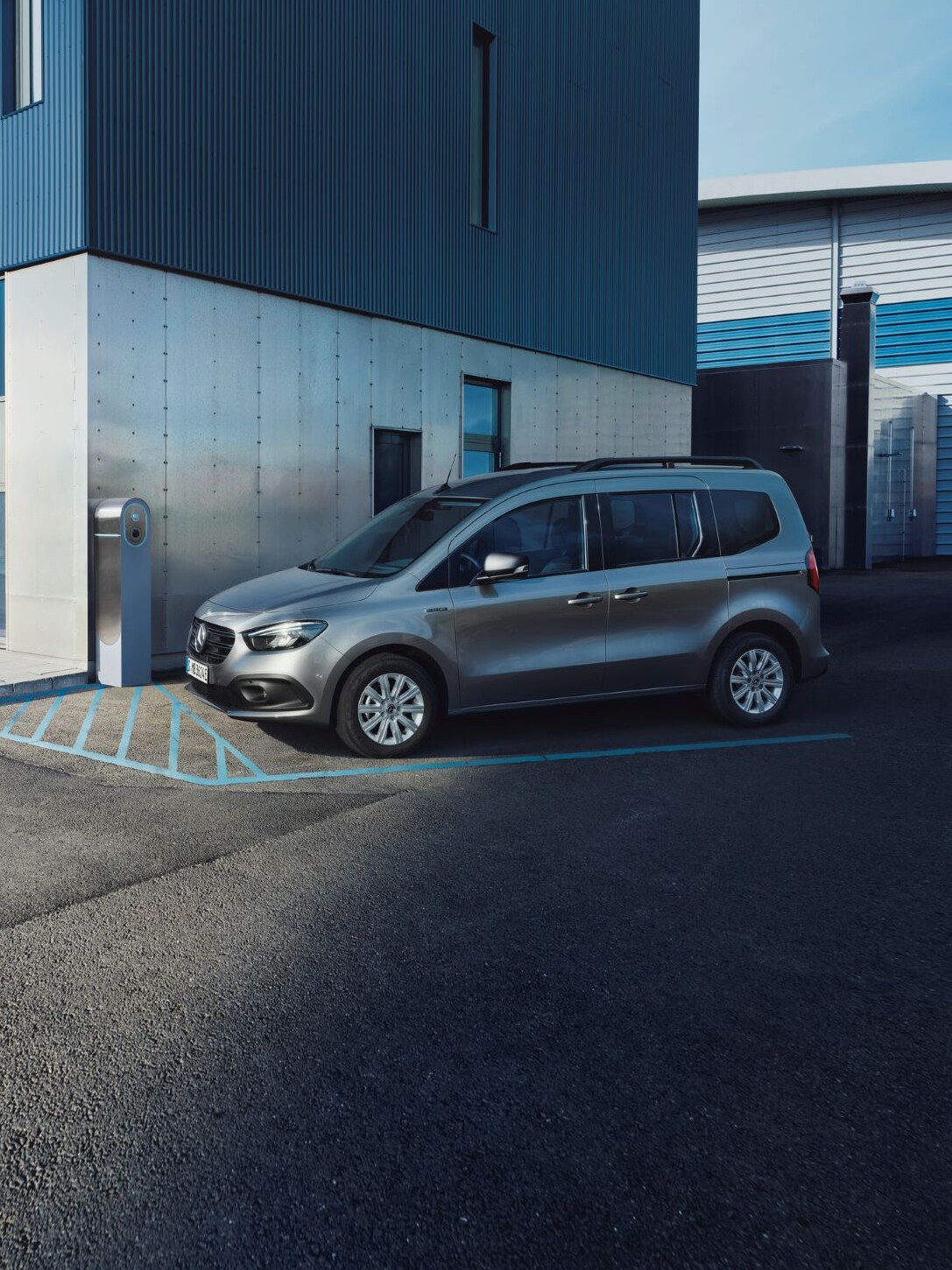Mercedes-Benz Citan parkerad vid en laddstation