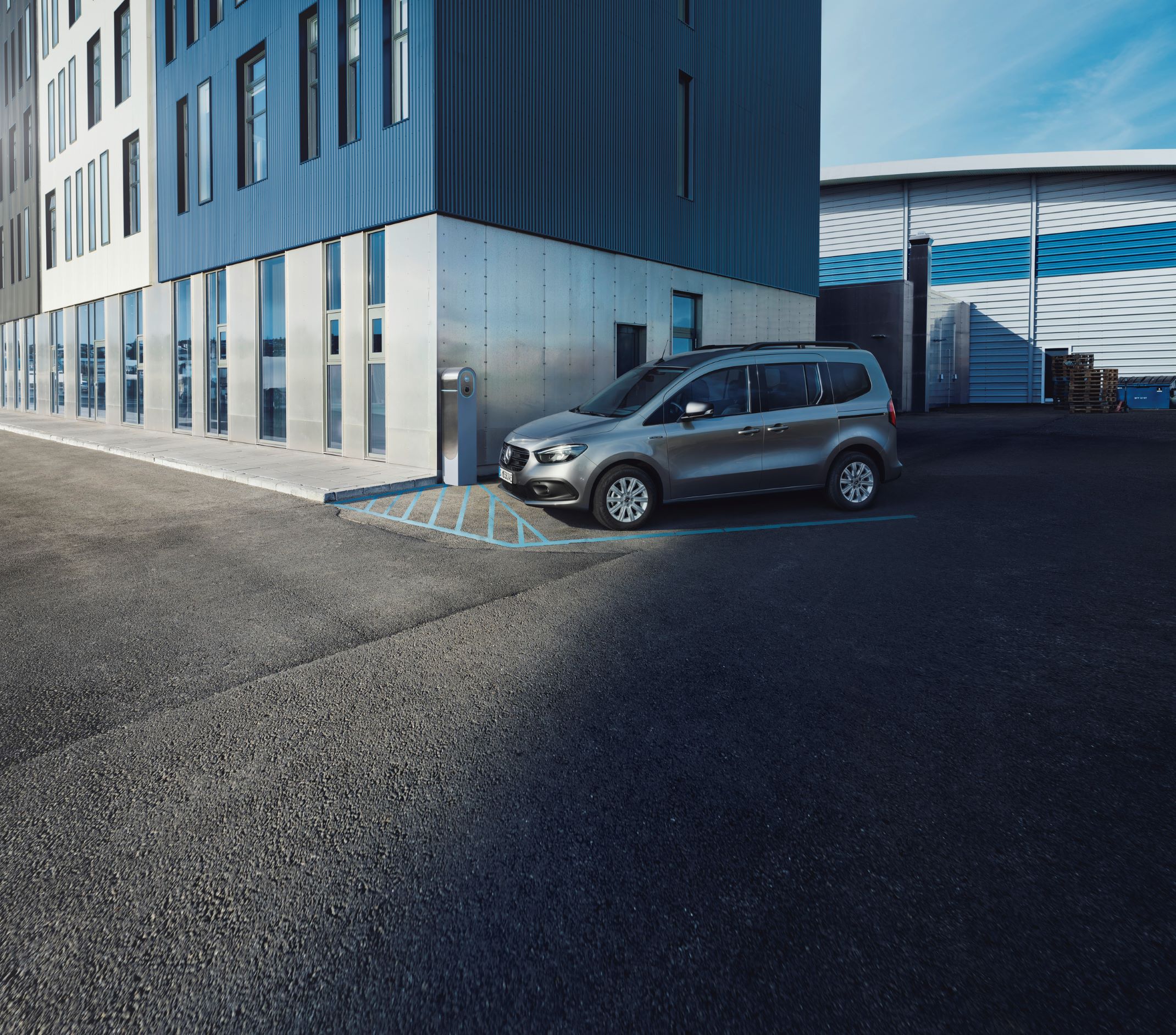 Säkerhet | Citan och eCitan | Mercedes-Benz Transportbilar Mercedes-Benz Citan parkerad vid en laddstation