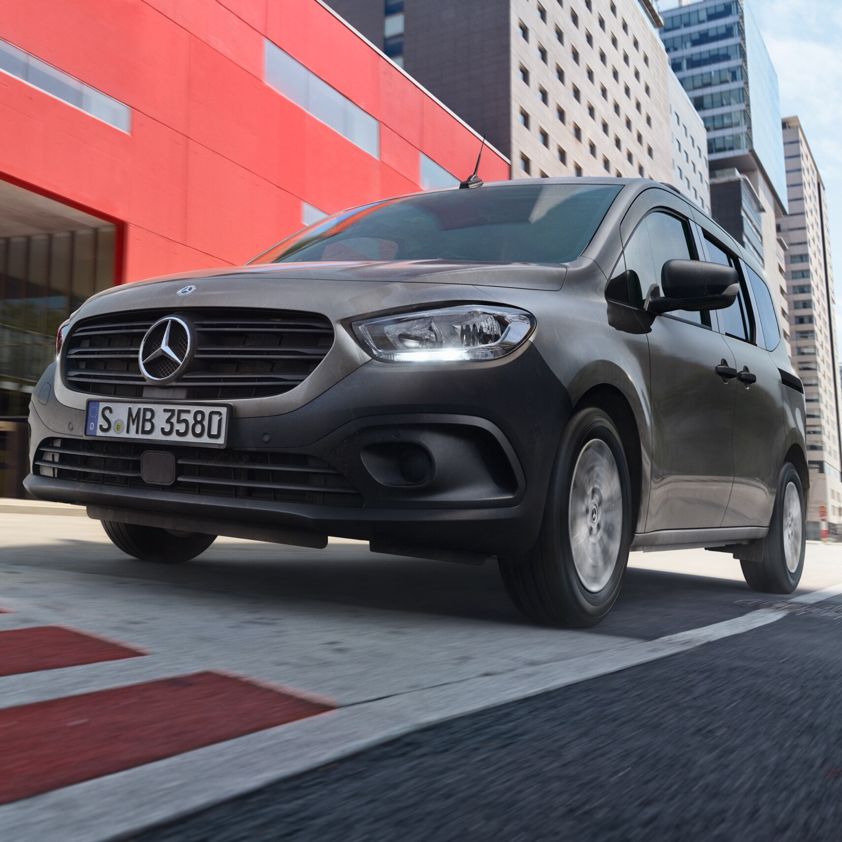 Mercedes-Benz Citan Tourer kör genom en modern stadsdel