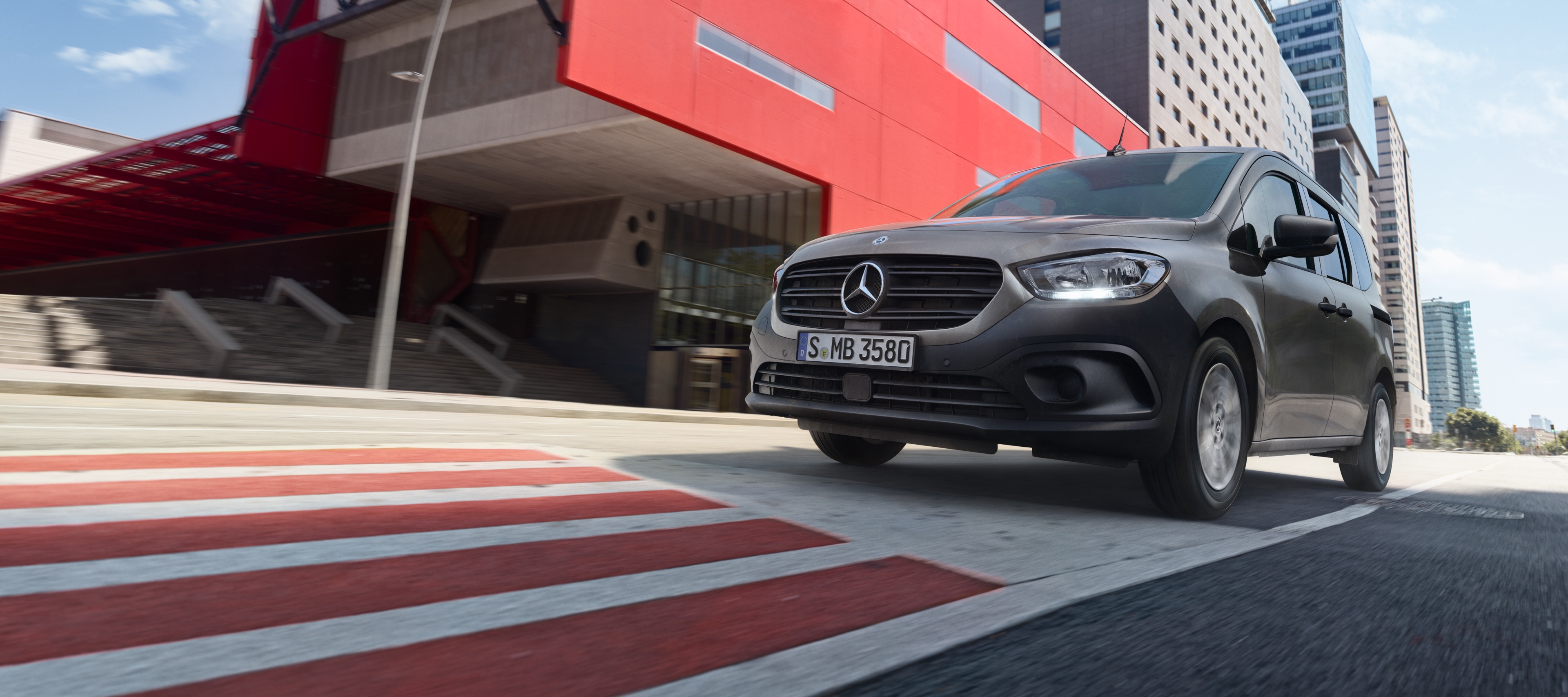 Citan Tourer | Mercedes-Benz Transportbilar Mercedes-Benz Citan Tourer kör genom en modern stadsdel