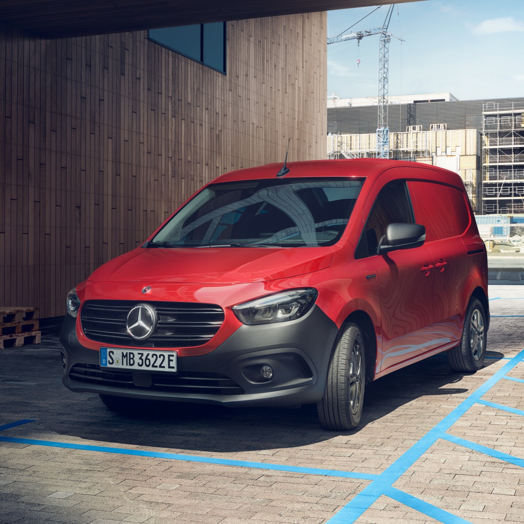 eCitan Skåpbil parkerad vid en laddningsstation framför en modern byggnad