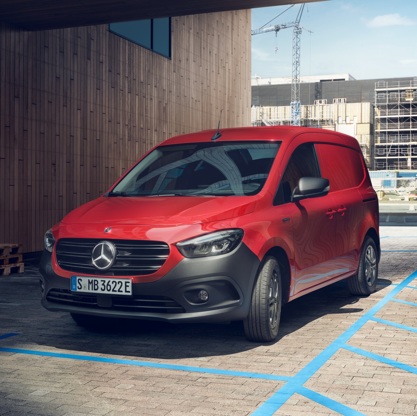 Röd elektrisk eCitan parkerad bredvid Mercedes-Benz Wallbox
