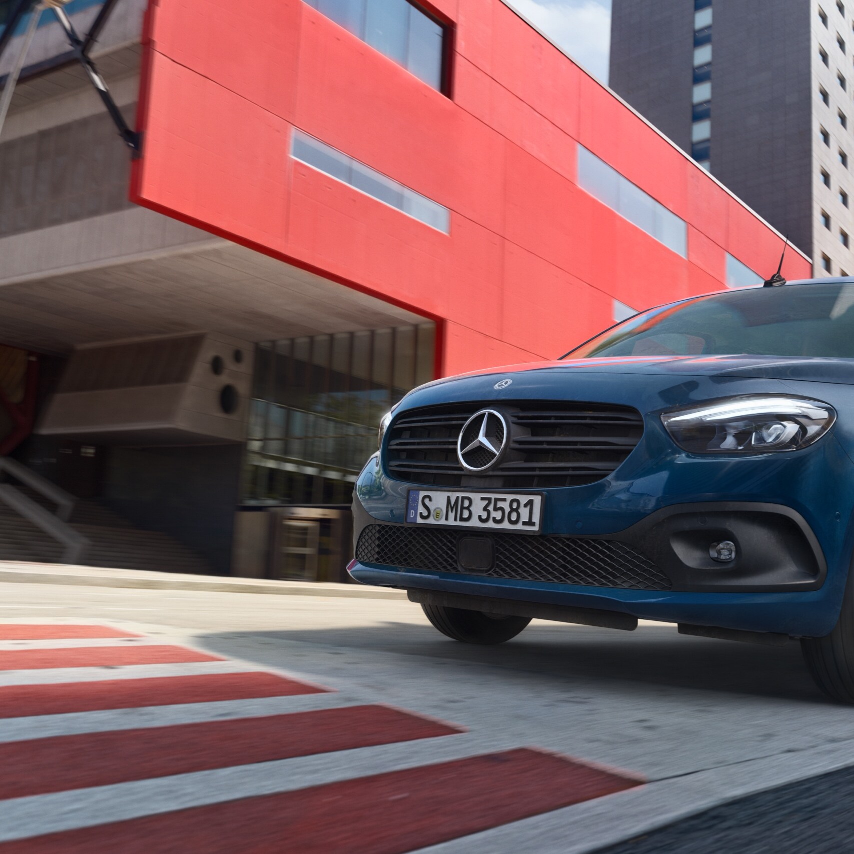 Mercedes-Benz eCitan Tourer kör genom en modern stadsdel