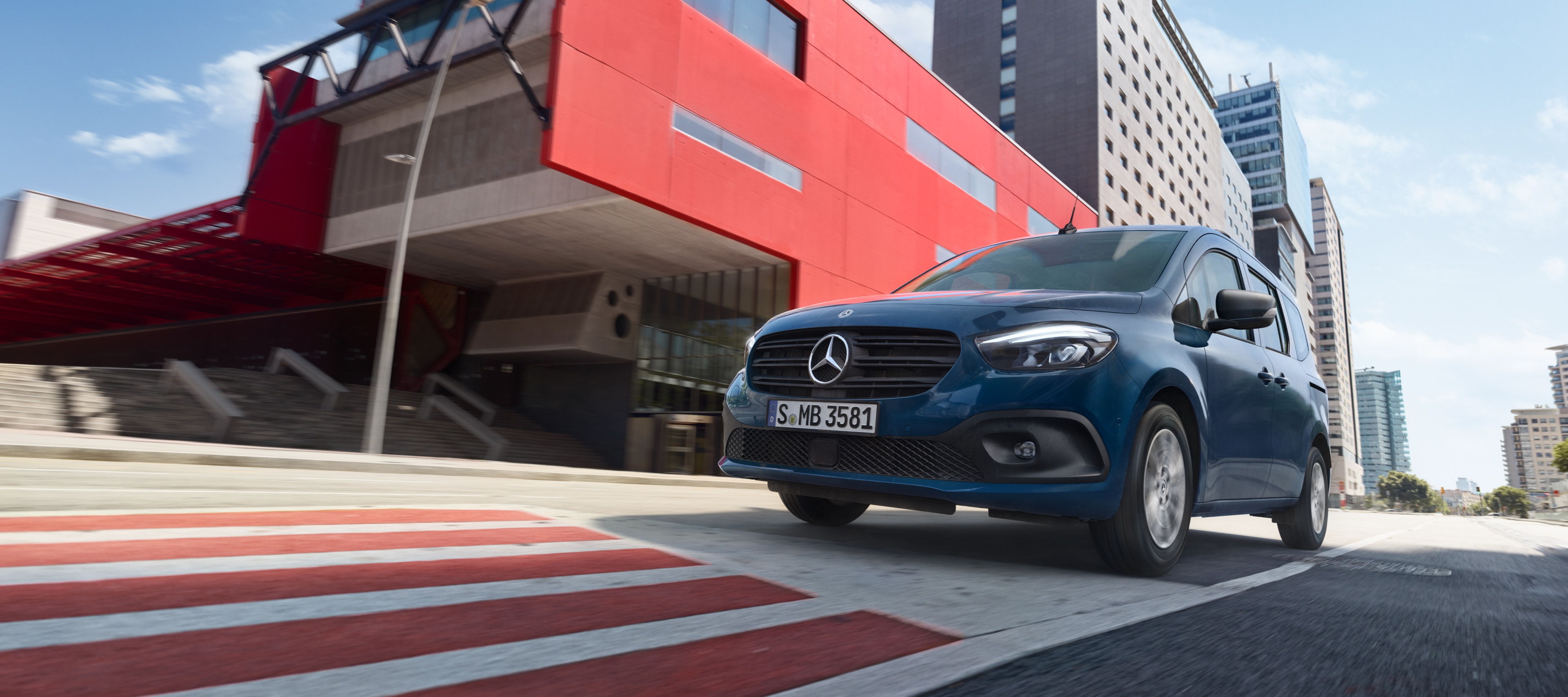 eCitan Tourer | Mercedes-Benz Transportbilar Mercedes-Benz eCitan Tourer kör genom en modern stadsdel