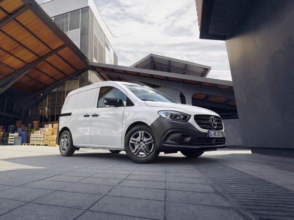 Mercedes-Benz Citan parkerad framför brädgård