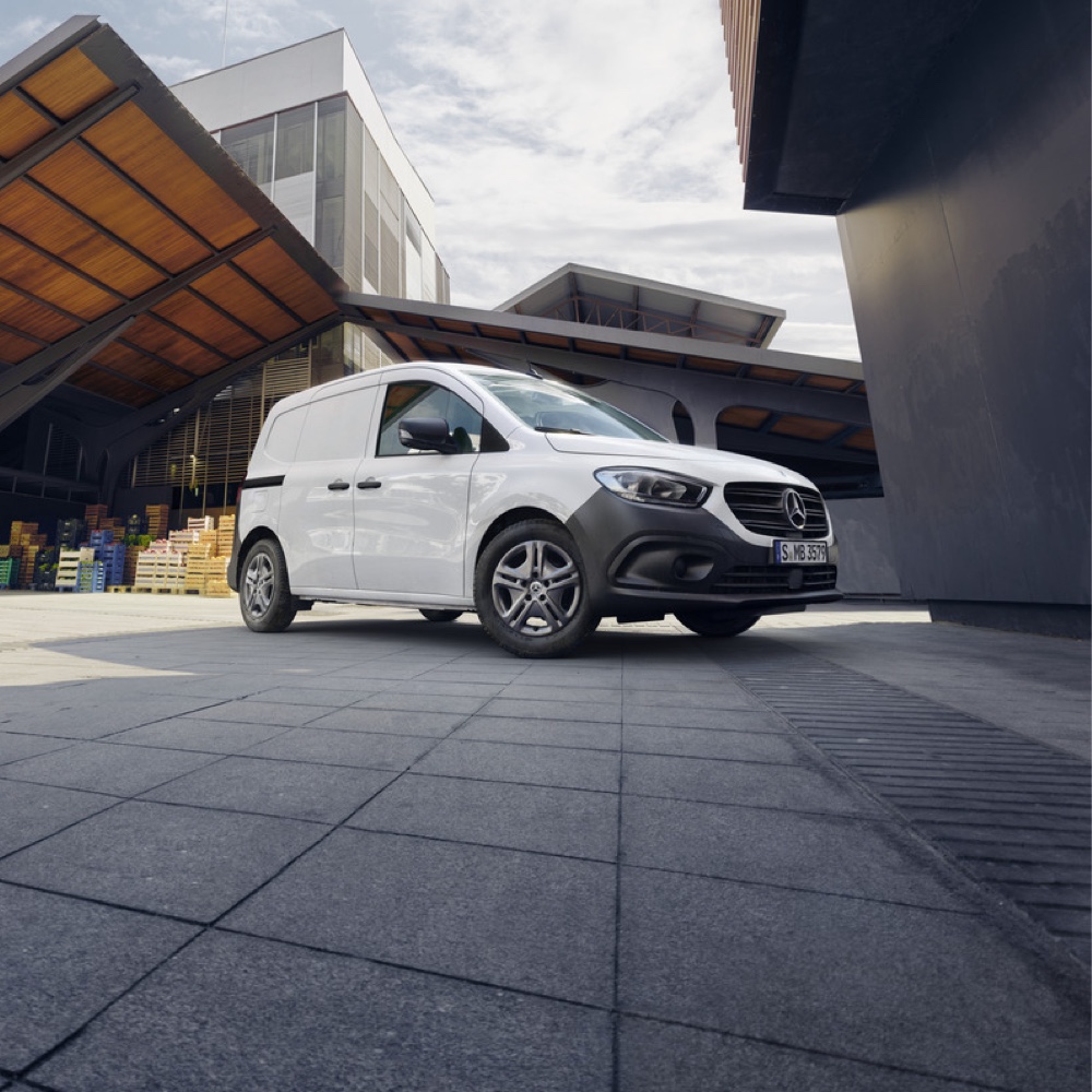 Mercedes-Benz Transportbilar Mercedes-Benz Citan parkerad framför brädgård