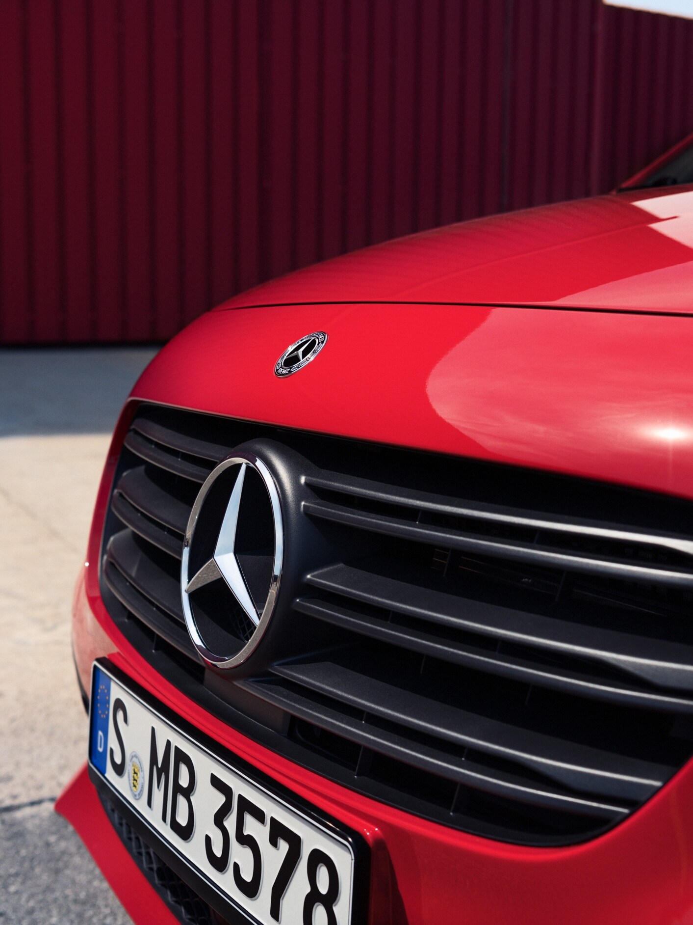 Fronten på kylargrillen på en röd Citan Skåpbil från Mercedes-Benz