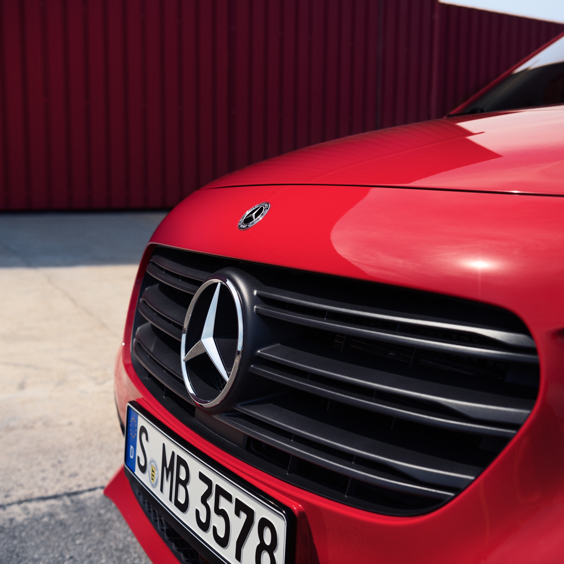 Översikt | Citan Skåpbil | Mercedes-Benz Transportbilar Fronten på kylargrillen på en röd Citan Skåpbil från Mercedes-Benz