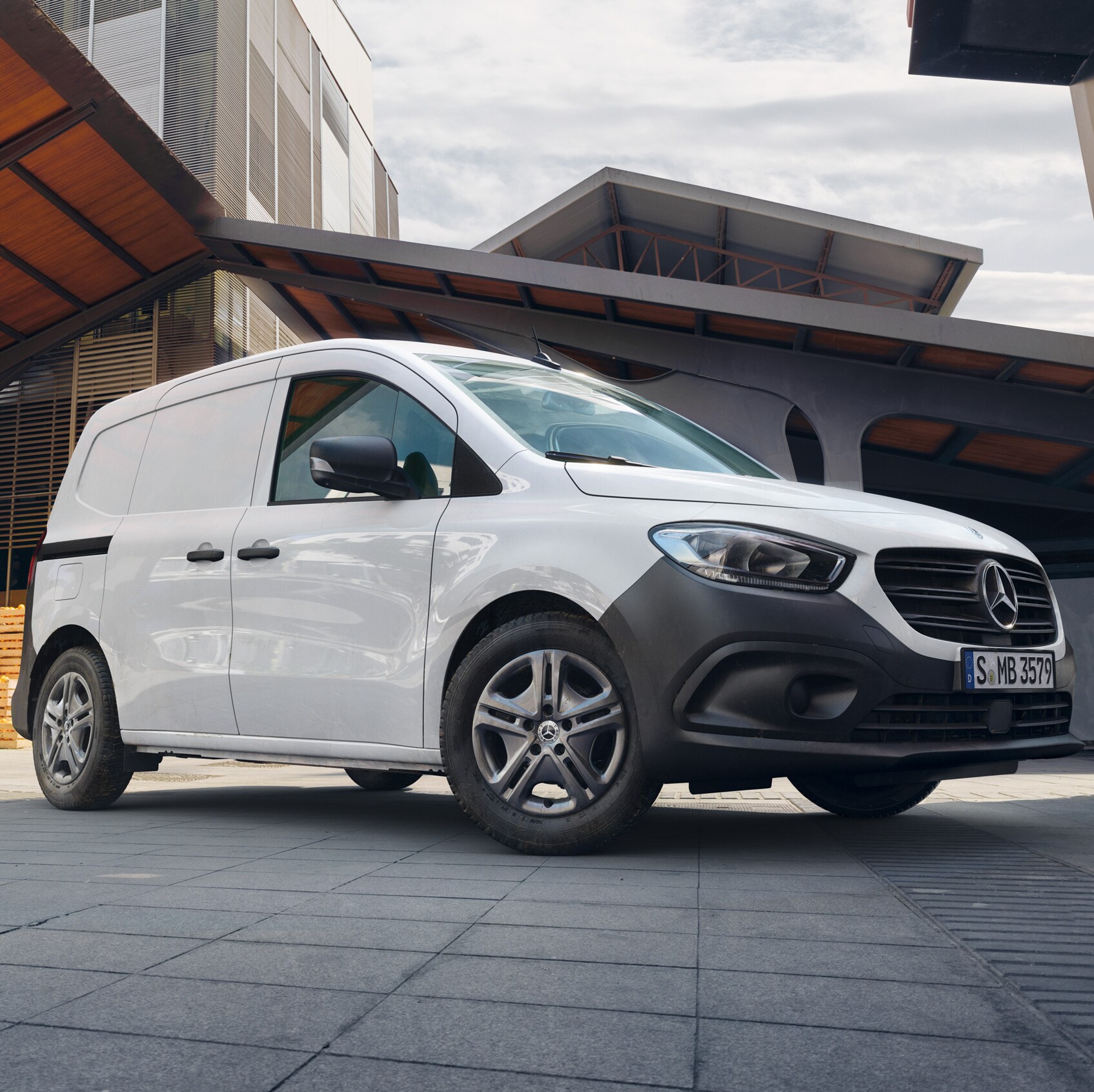 Vit Citan Skåpbil från Mercedes-Benz snett framifrån