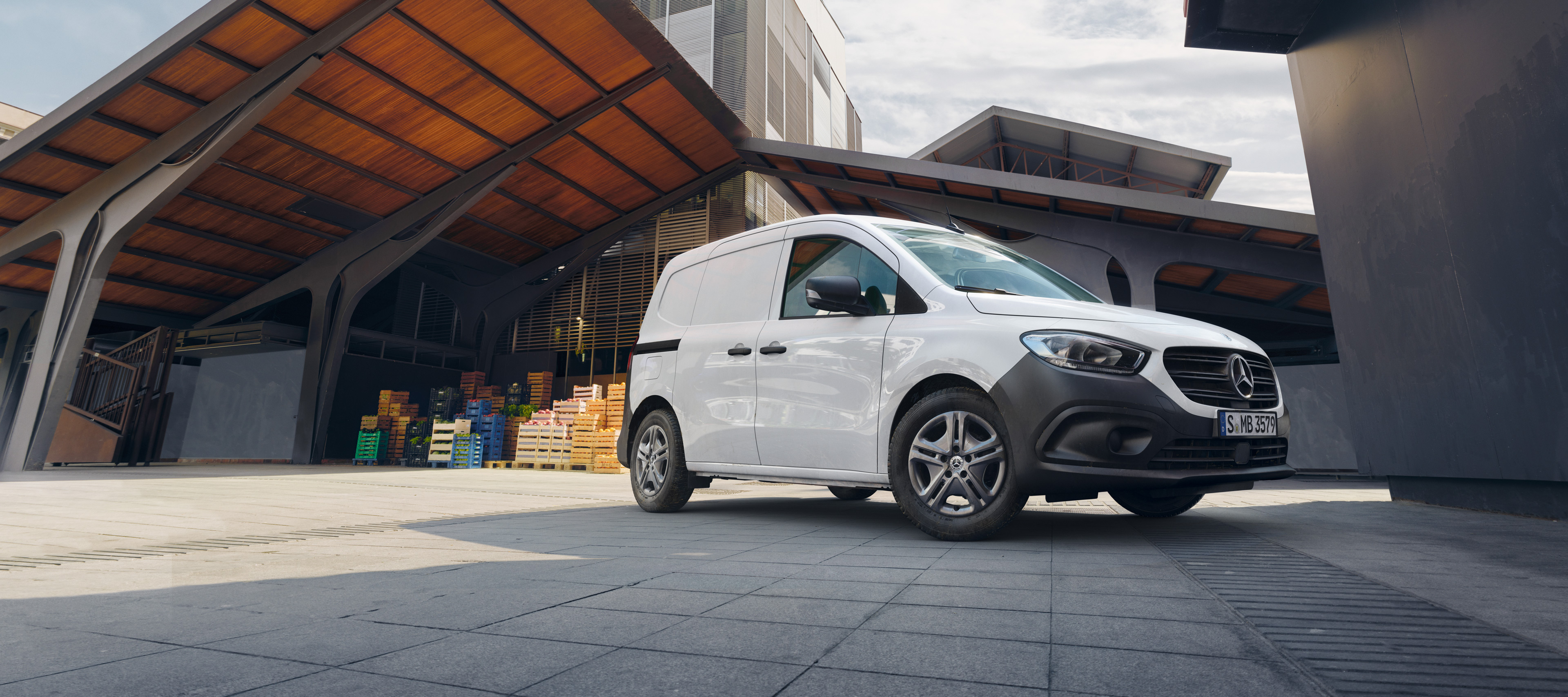 Citan Skåpbil | Transportbilar | Mercedes-Benz Vit Citan Skåpbil från Mercedes-Benz snett framifrån