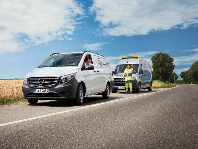 Person i transportbil får vägassistans från MobiloVan