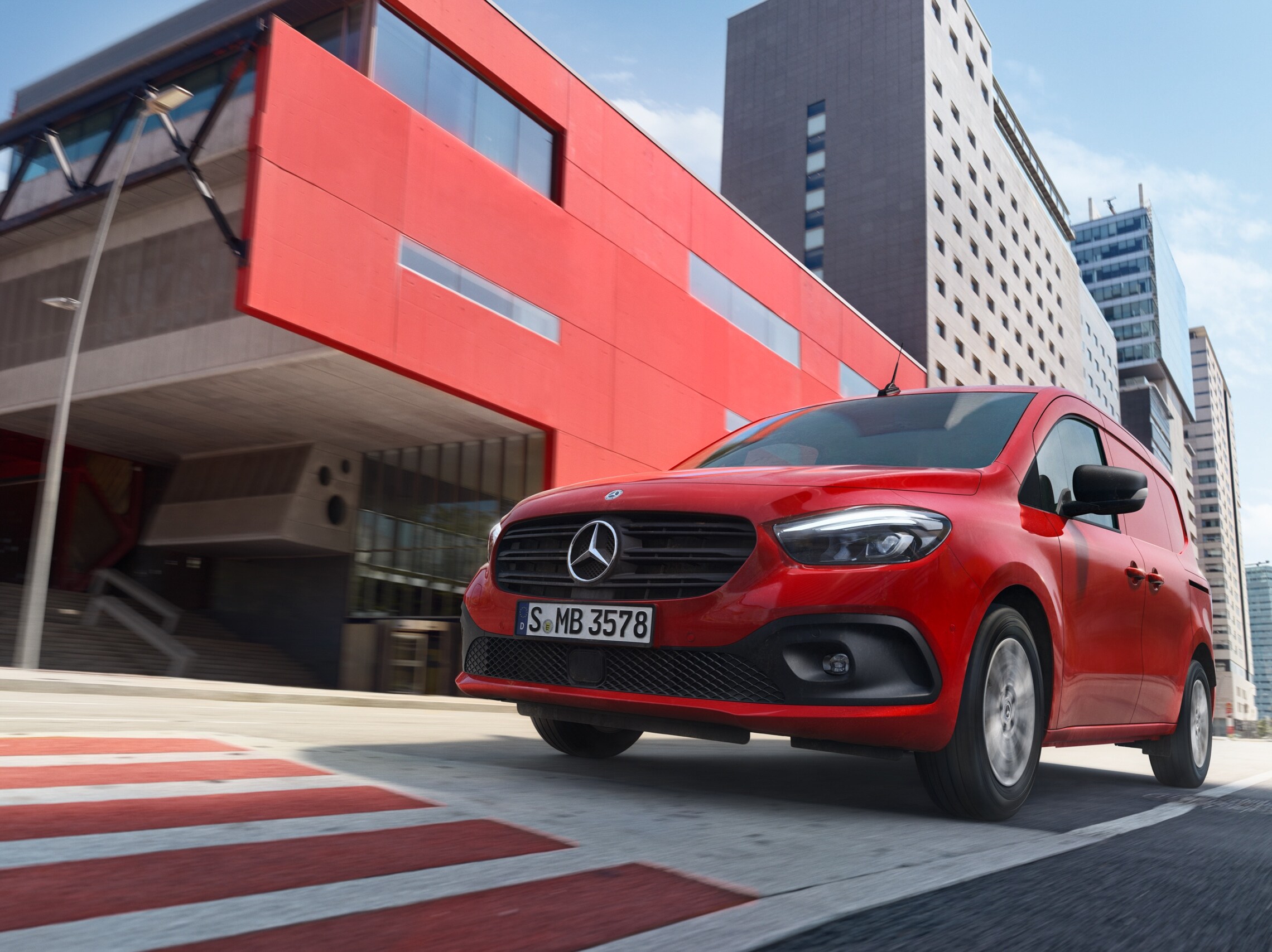 Citan skåpbilar kör på väg