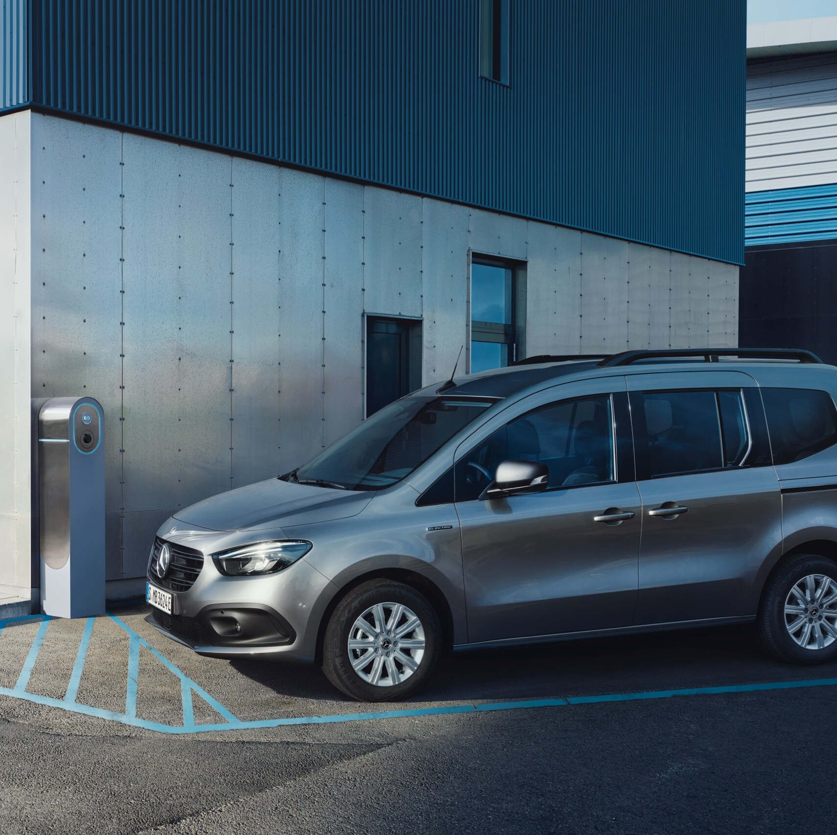 Mercedes-Benz eCitan Tourer vid en laddningsstation.