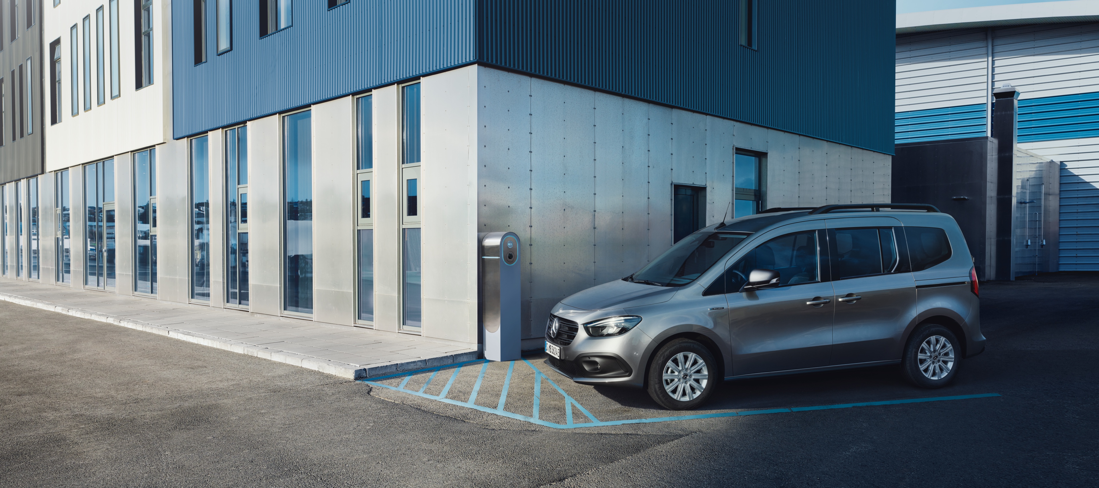 Alternativa drivningar | Citan Tourer | Mercedes-Benz Mercedes-Benz eCitan Tourer vid en laddningsstation.