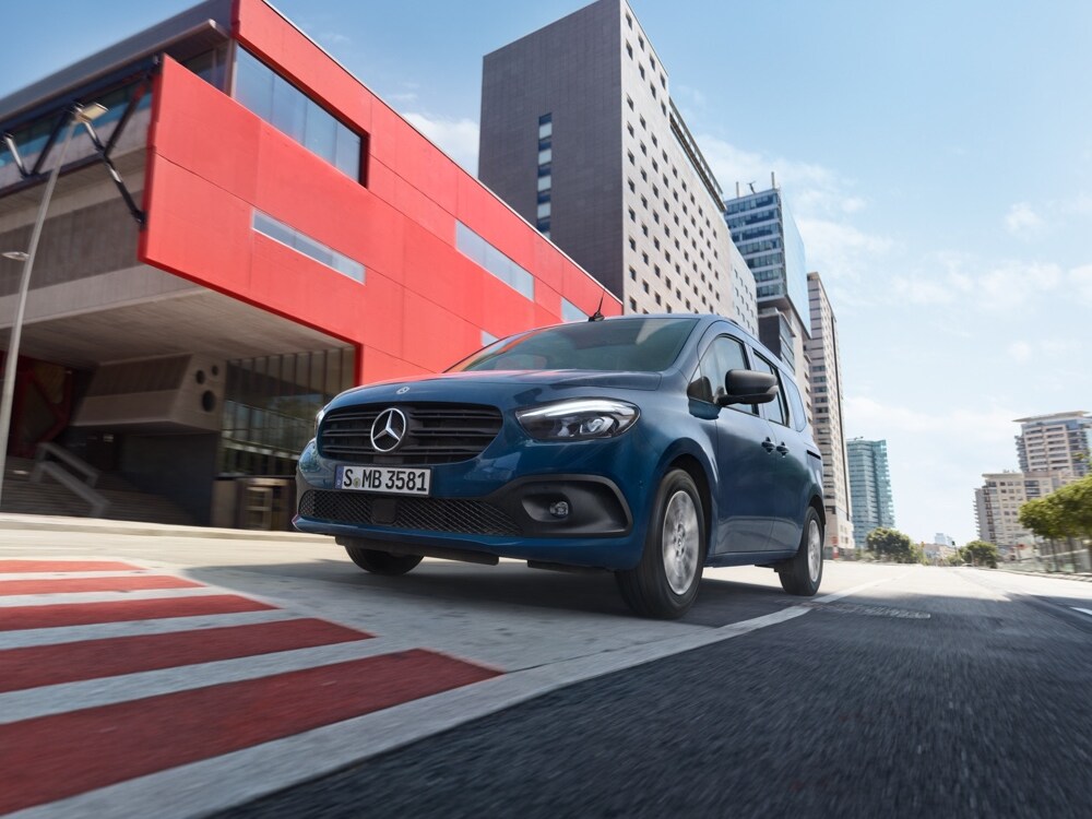 Blå Citan Tourer kör genom staden