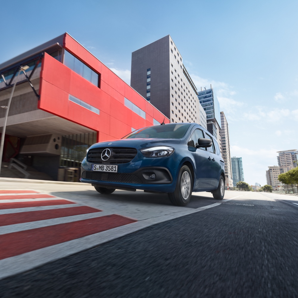 Leasing och finansiering | Citan Tourer | Mercedes-Benz Transportbilar Blå Citan Tourer kör genom staden