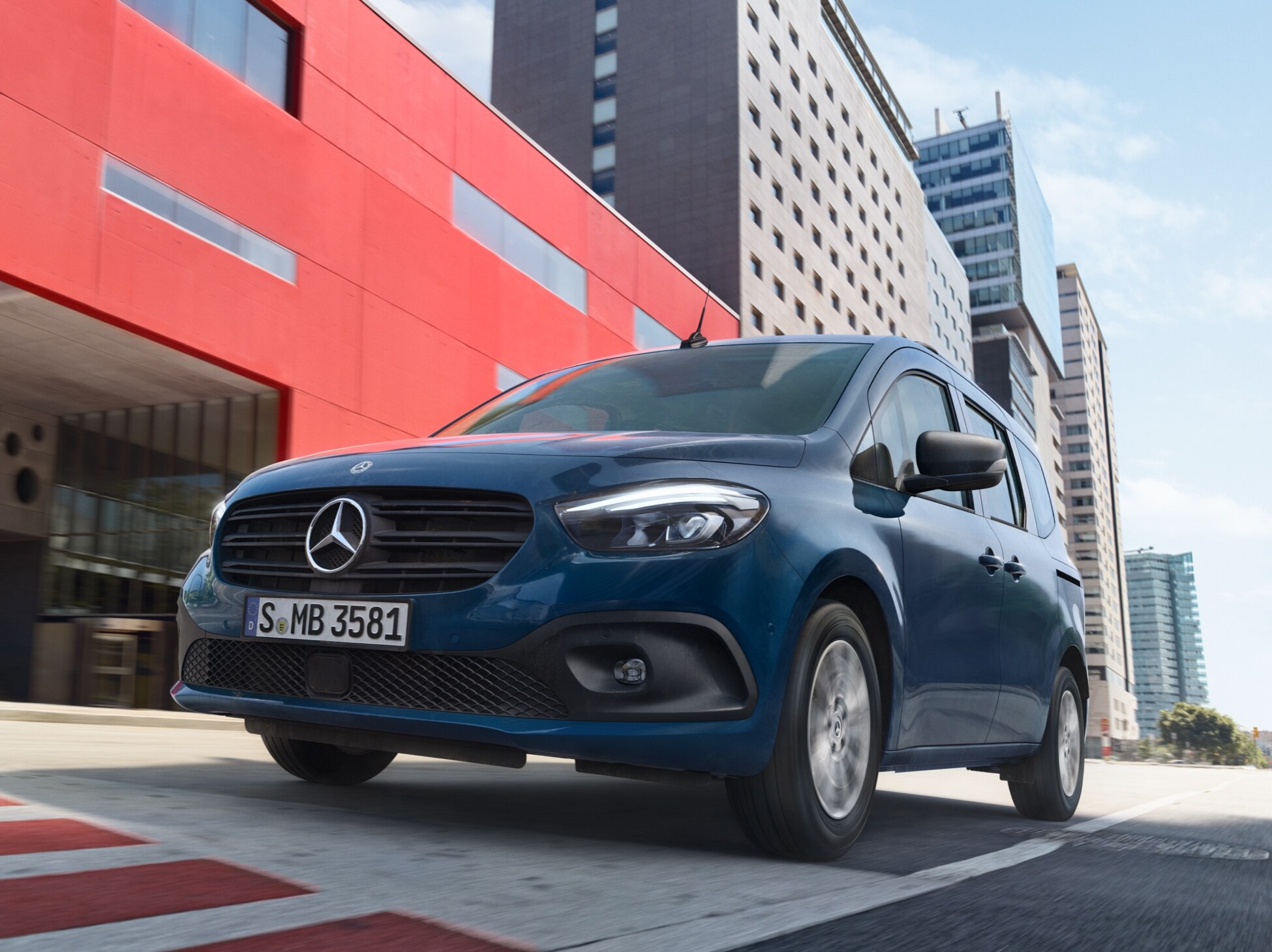 Mercedes-Benz Citan Tourer kör i en storstadsmiljö.