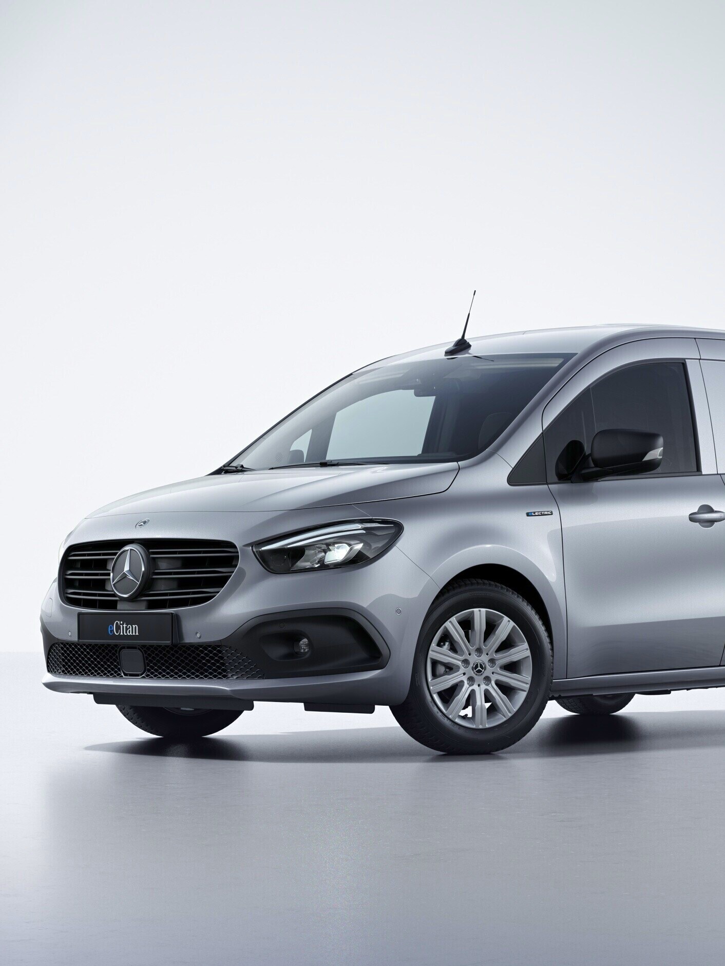 Silver eCitan Skåpbil från Mercedes-Benz sedd snett från sidan