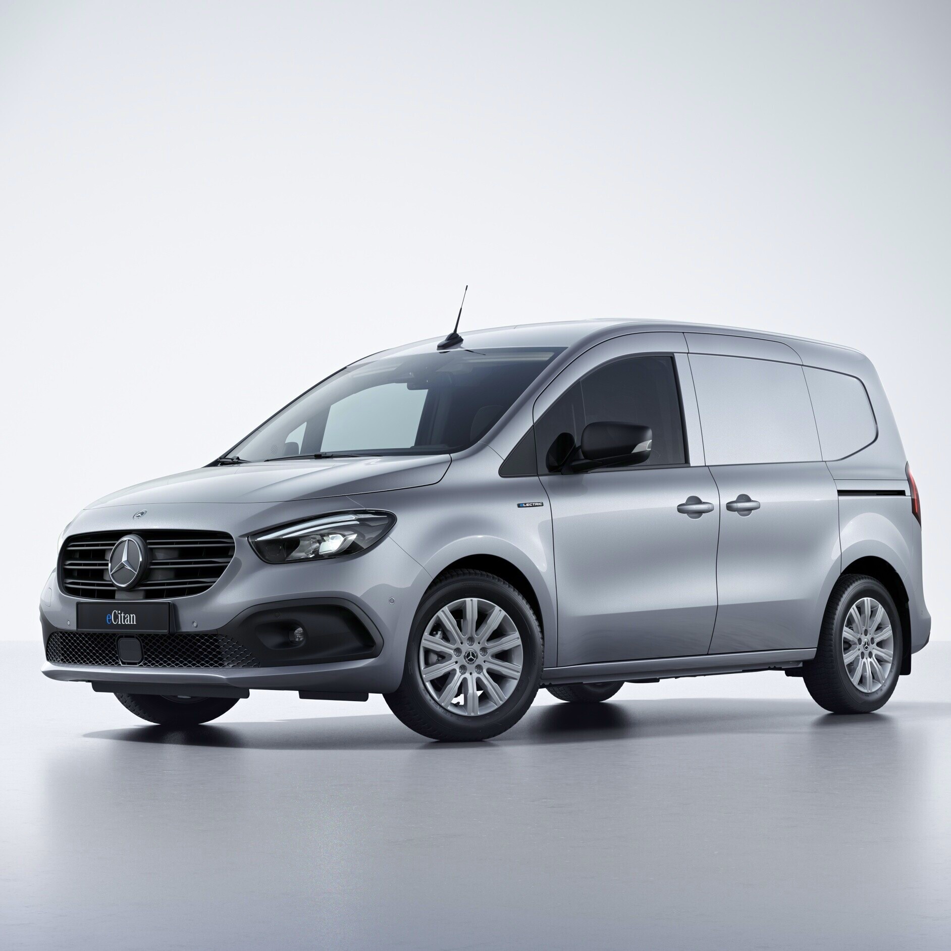 Mercedes-Benz digitala tjänster | Mercedes-Benz Transportbilar Silver eCitan Skåpbil från Mercedes-Benz sedd snett från sidan