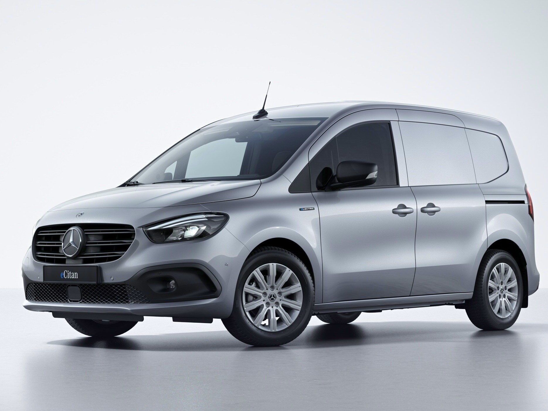 Intelligent uppkoppling tack vare digitala tjänster i Mercedes-Benz eCitan skåpbil.