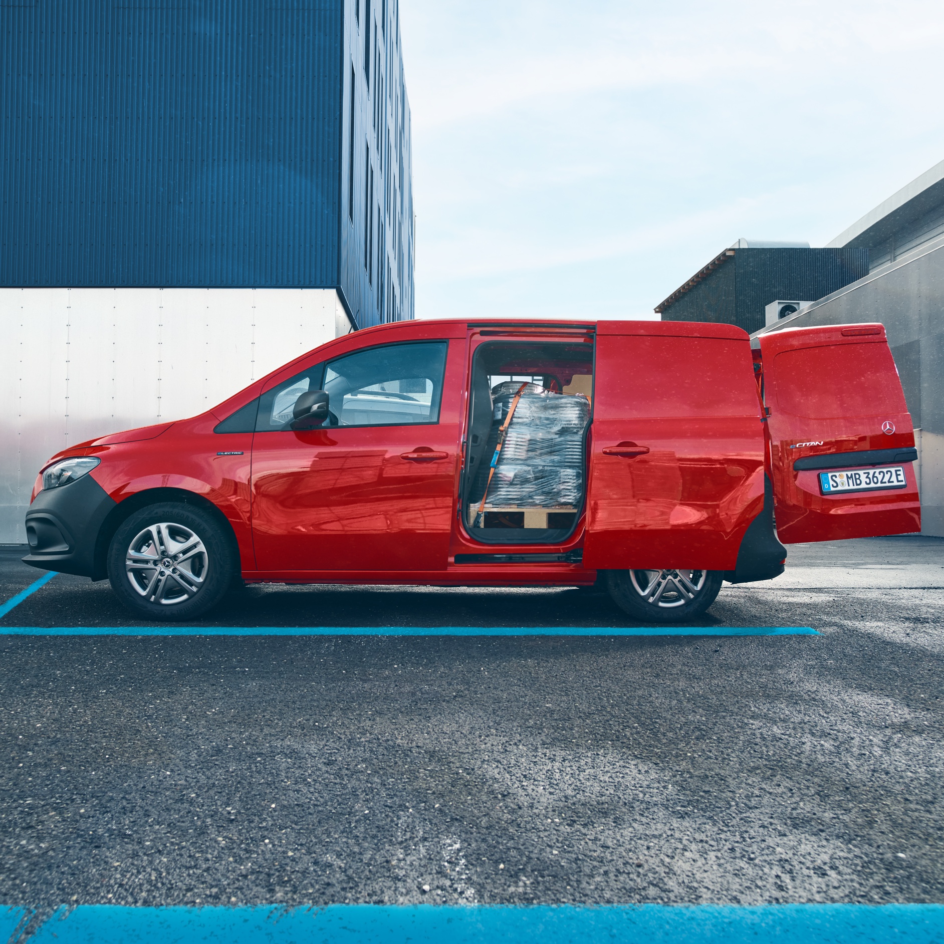 Översikt | eCitan Skåpbil | Mercedes-Benz Transportbilar Röd eCitan skåpbil med öppna dörrar och fullastat lastrum
